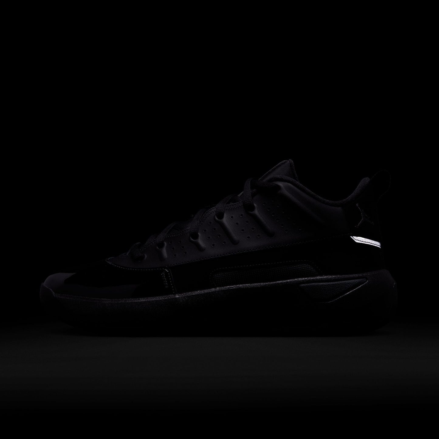 M Jordan Max Aura 7 HQ2091-001 - Velora