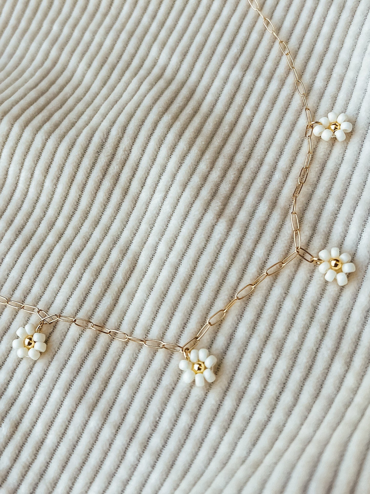 Bloom Daisy Necklace - Velora Luxury Fashion