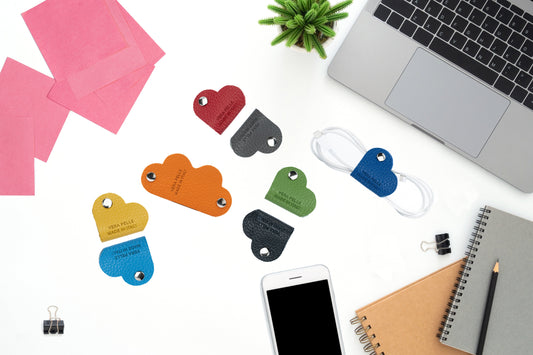 K0039OB | Avvolgicavo Cuore Made in Italy in Vera Pelle pieno fiore, grana dollaro - Colore Azzurro - Dimensioni: cm 5 x 8 x 0,5 - Confezione: Gift Box rigido fondo/coperchio - Velora Luxury Fashion