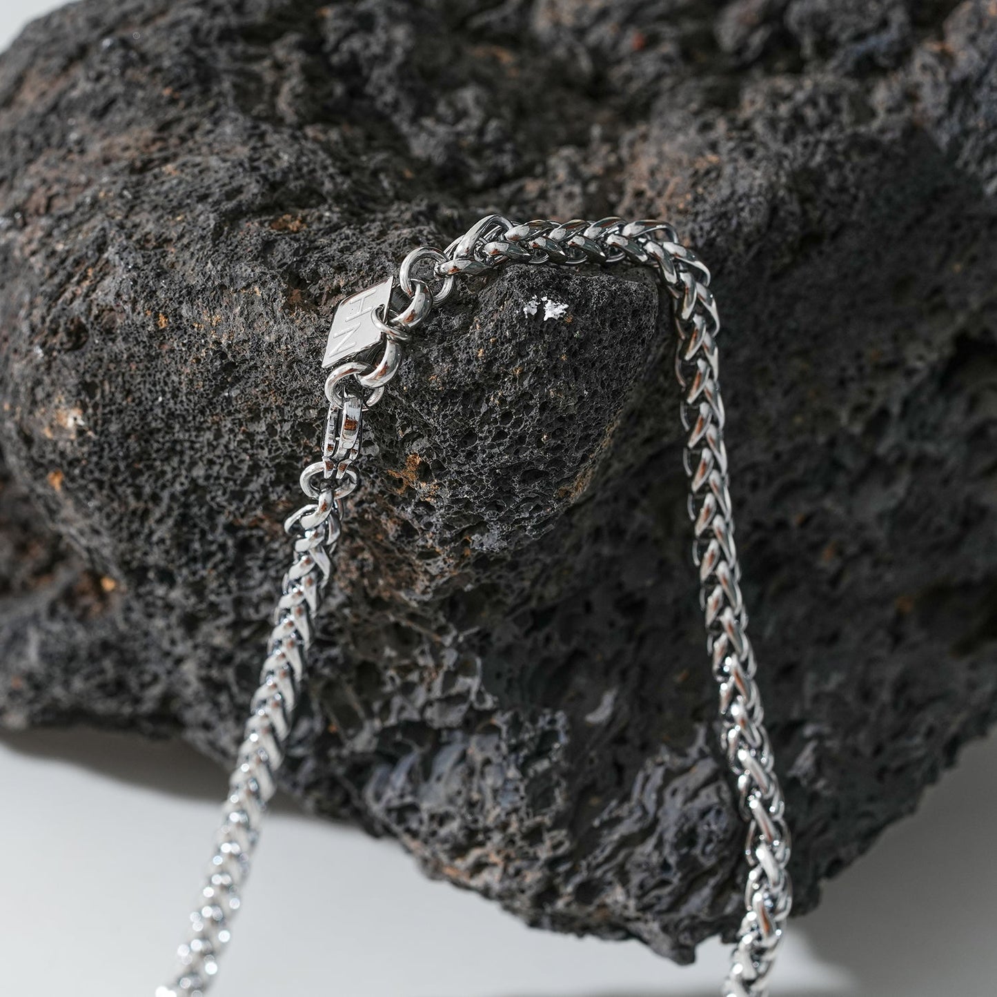 Style ALDGATE: Bold Elegance - Chunky Mid-Width Byzantine Chain Necklace in Silver. - Velora Luxury Fashion