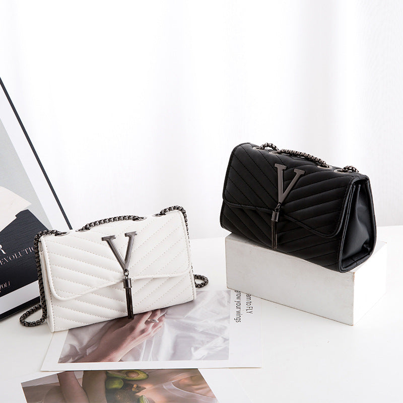 Chanel-Inspired 2023 Floral Embroidered Chain Bag