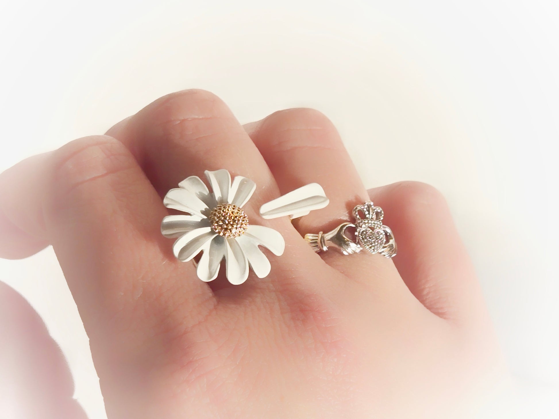 Daisy Petal Open Ring | White & Gold - Velora