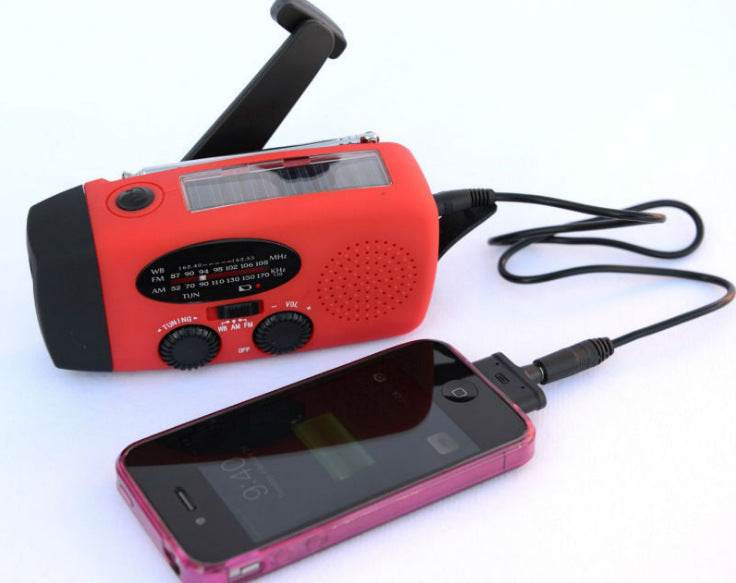 Solar Hand Crank USB charging radio flashlight - Velora