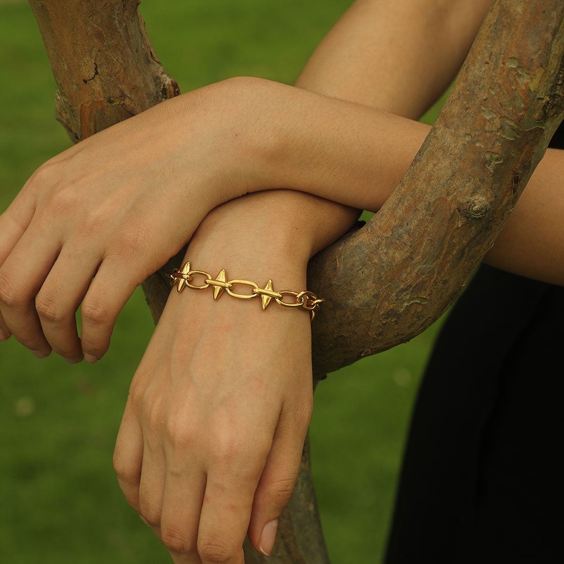 ALLYSON Link-Chain Bracelet with Industrial Shaped Driblets - Velora Luxury Fashion