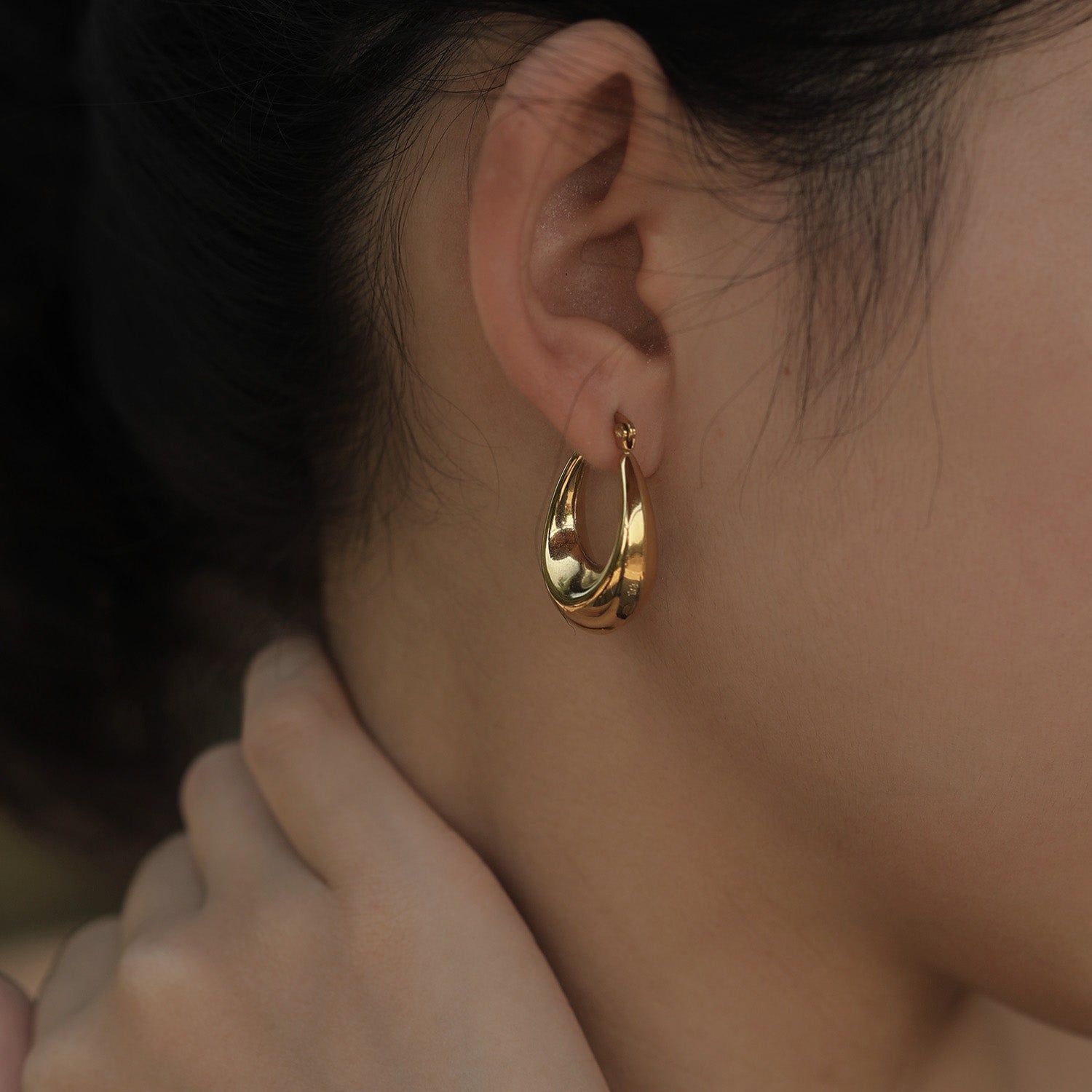 ARINA Chunky Shaped Hoops Gold - Velora Luxury Fashion