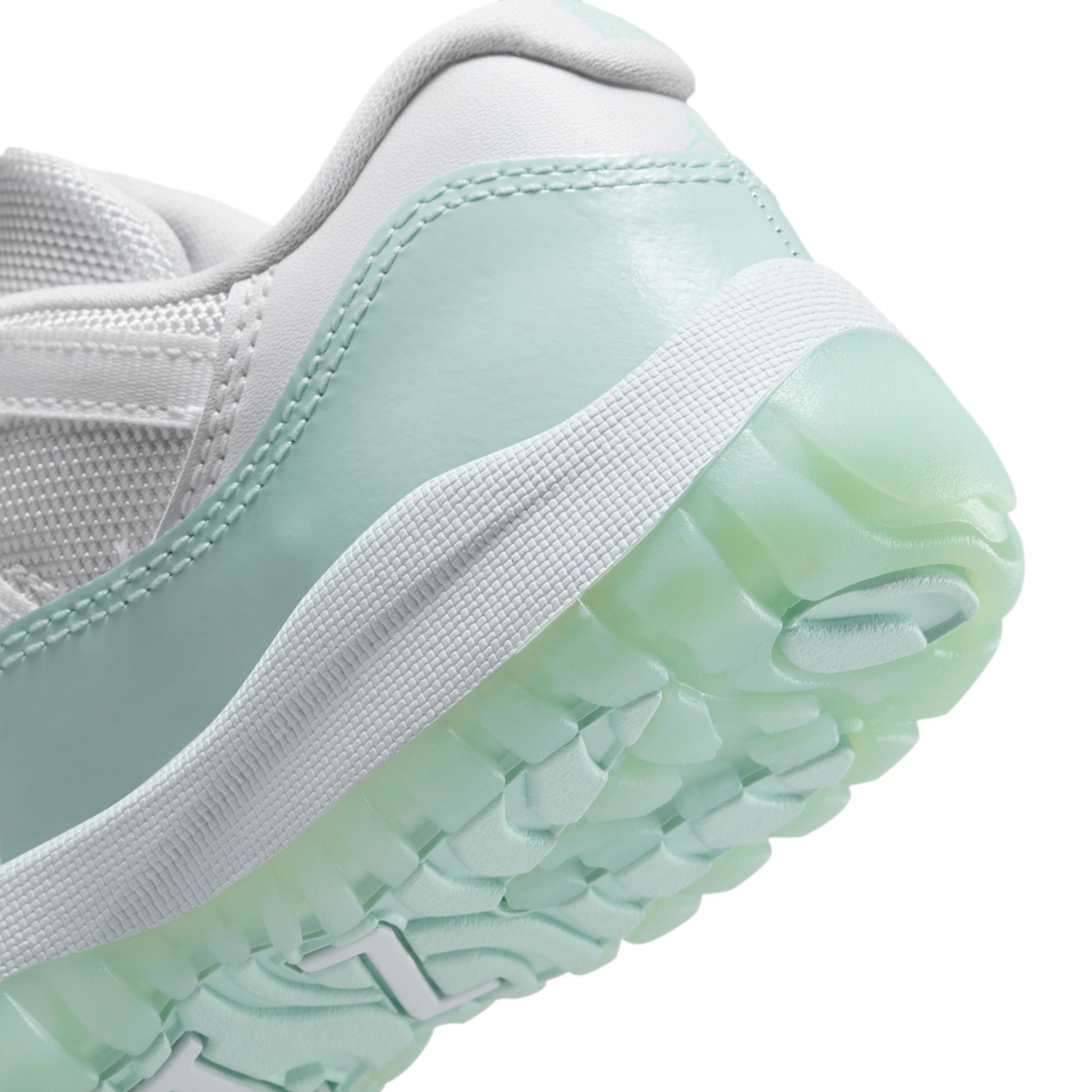 Y Jordan 11 Retro Low "Igloo" 580522-103 - Velora