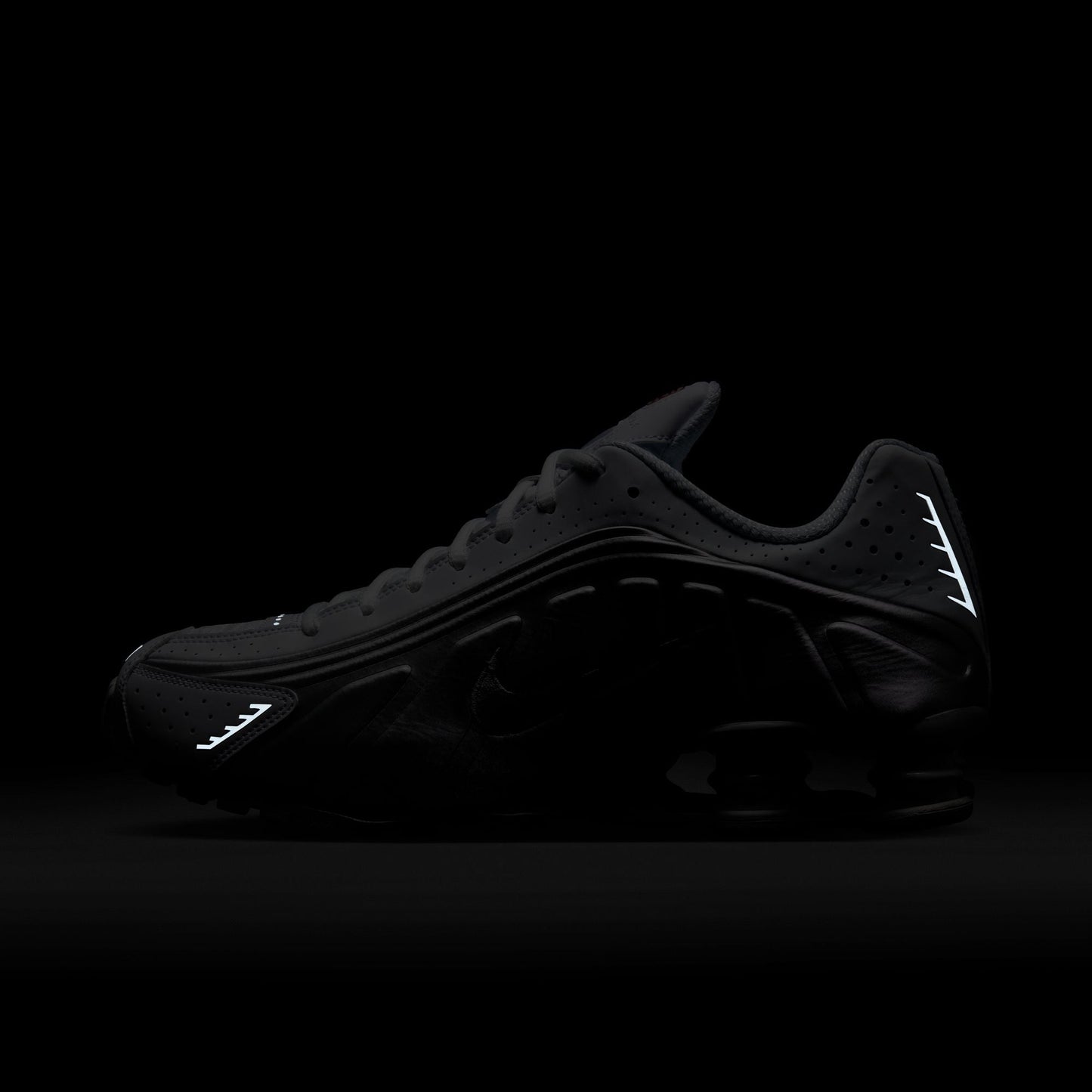 M Nike Shox R4 HQ1988-101 - Velora