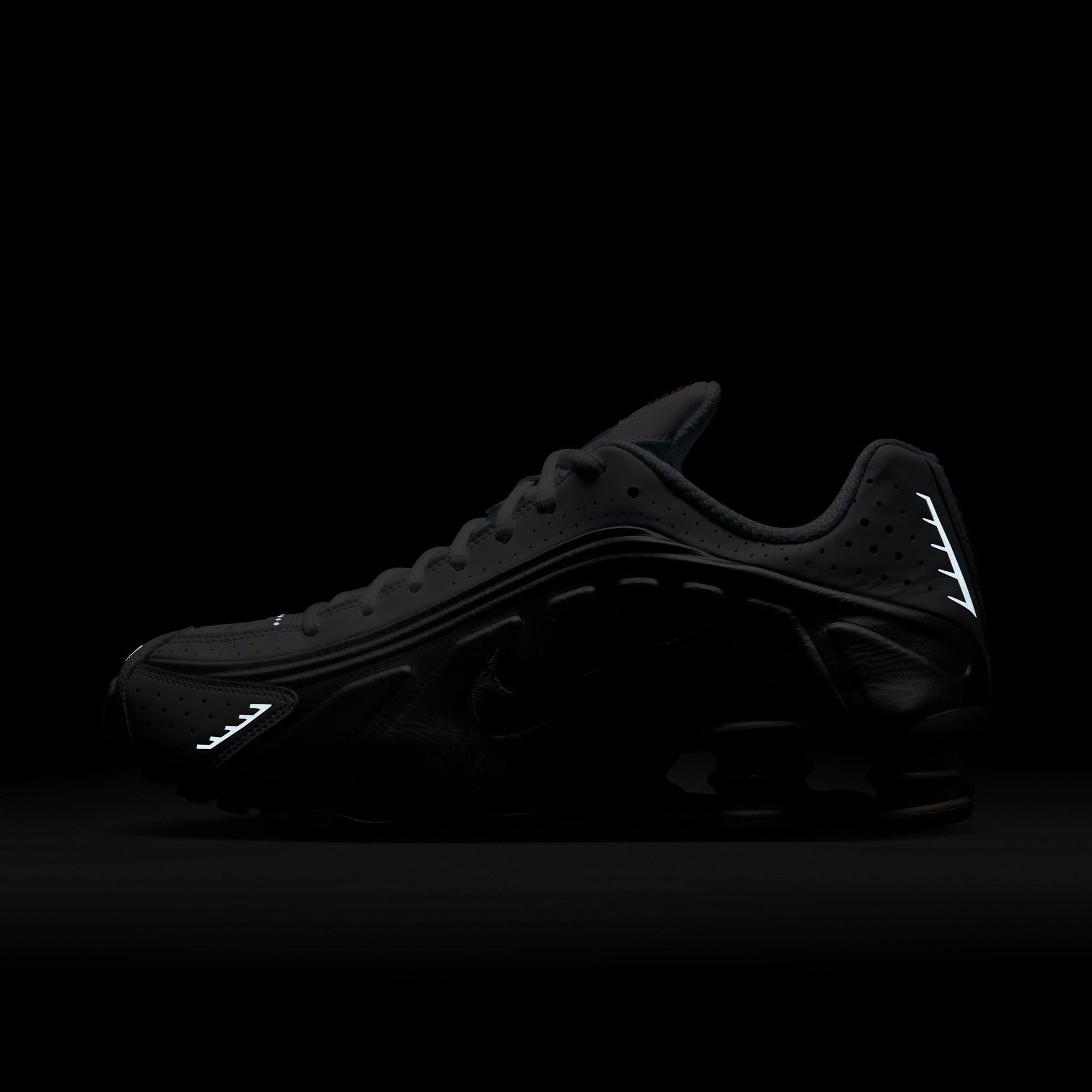 M Nike Shox R4 HQ1988-101 - Velora