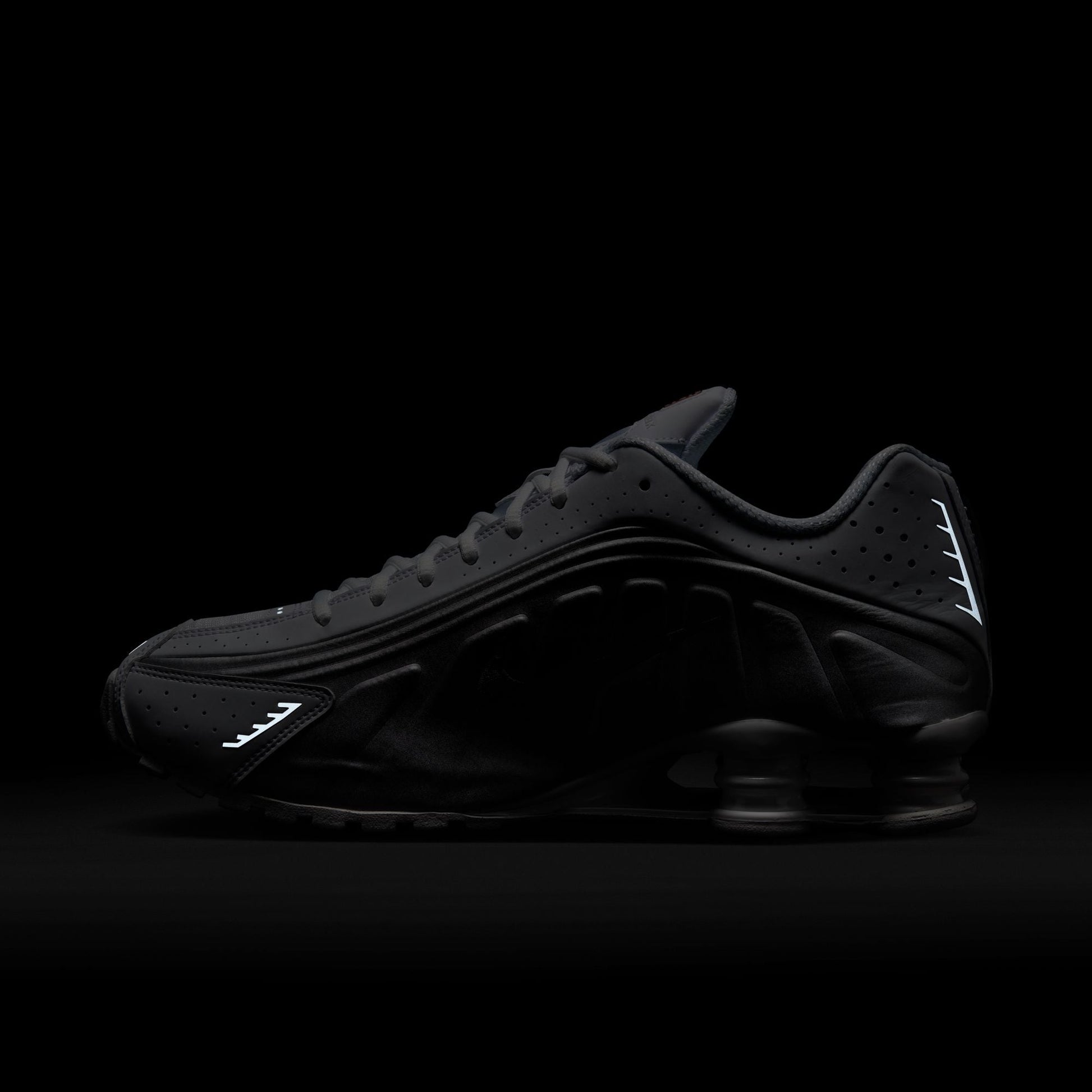 M Nike Shox R4 HQ1988-101 - Velora
