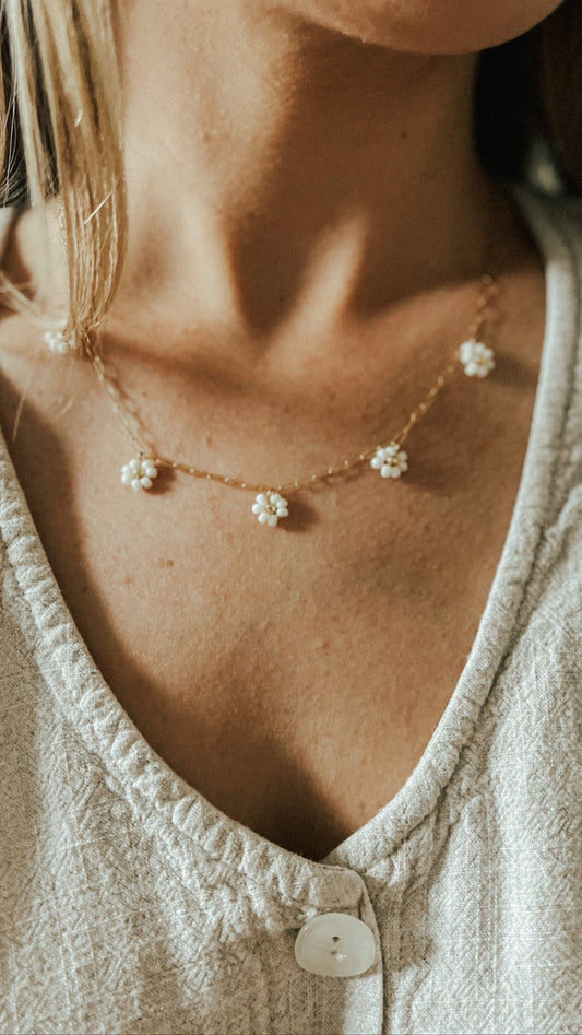 Bloom Daisy Necklace - Velora Luxury Fashion