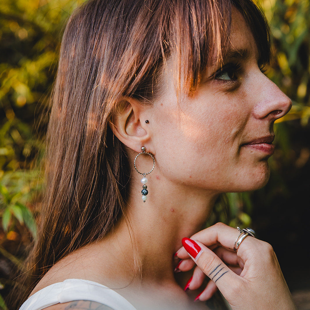 Boucles d’oreilles en pierres naturelles et perles d’eau douce | CHLORIS - Velora Luxury Fashion