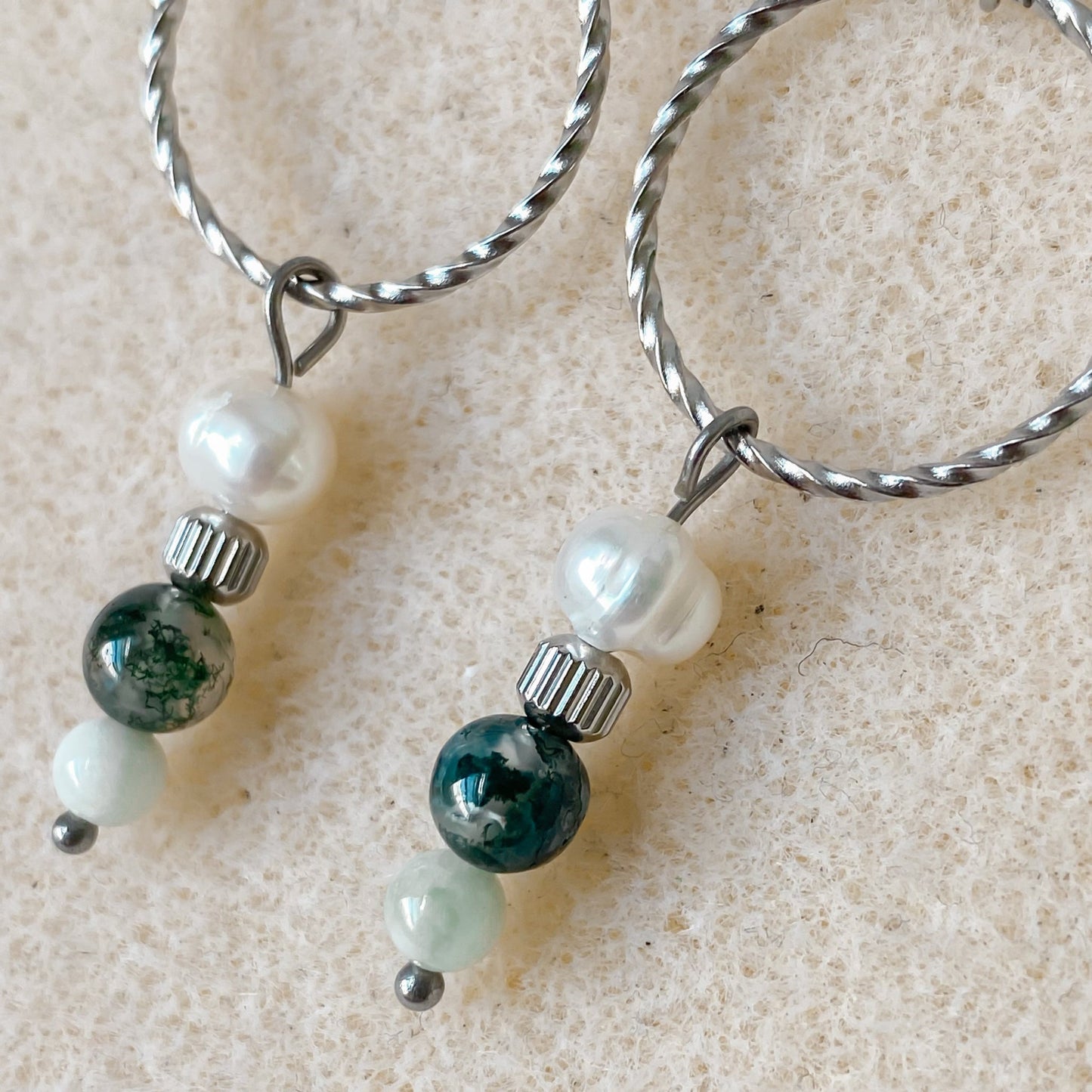Boucles d’oreilles en pierres naturelles et perles d’eau douce | CHLORIS - Velora Luxury Fashion