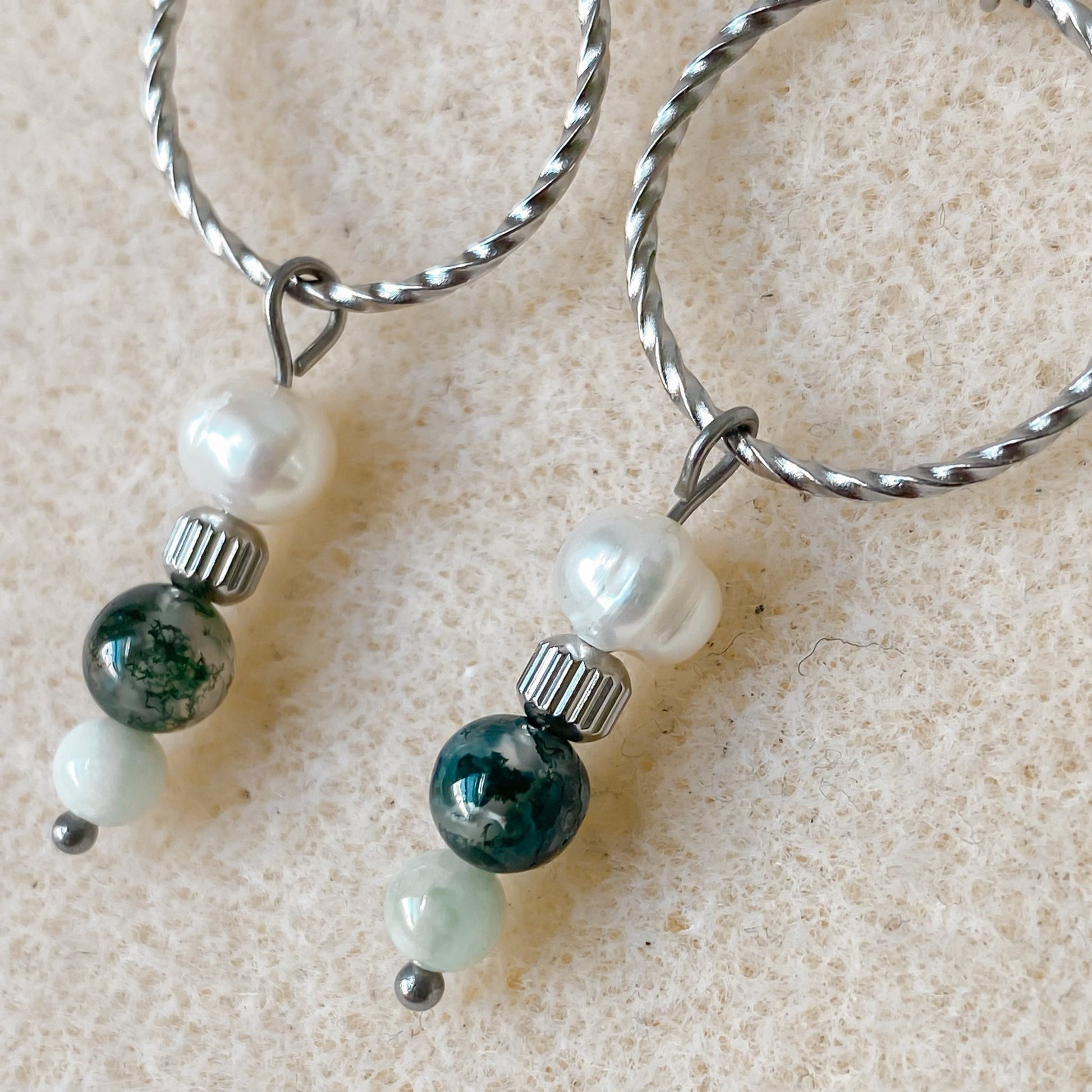Boucles d’oreilles en pierres naturelles et perles d’eau douce | CHLORIS - Velora Luxury Fashion
