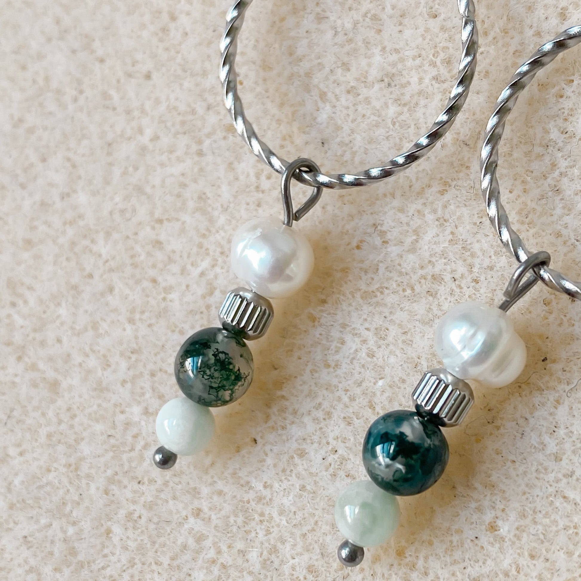 Boucles d’oreilles en pierres naturelles et perles d’eau douce | CHLORIS - Velora Luxury Fashion