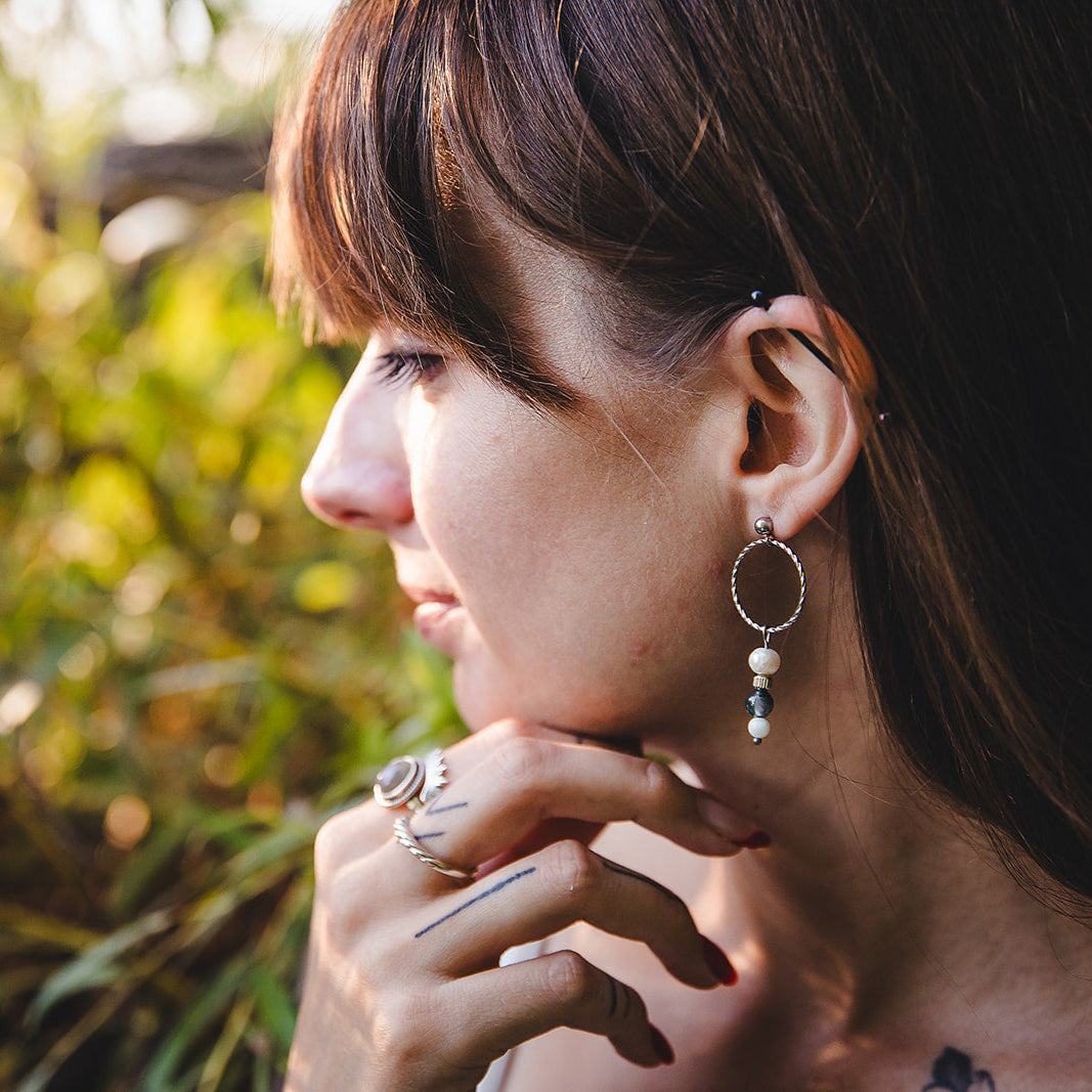Boucles d’oreilles en pierres naturelles et perles d’eau douce | CHLORIS - Velora Luxury Fashion