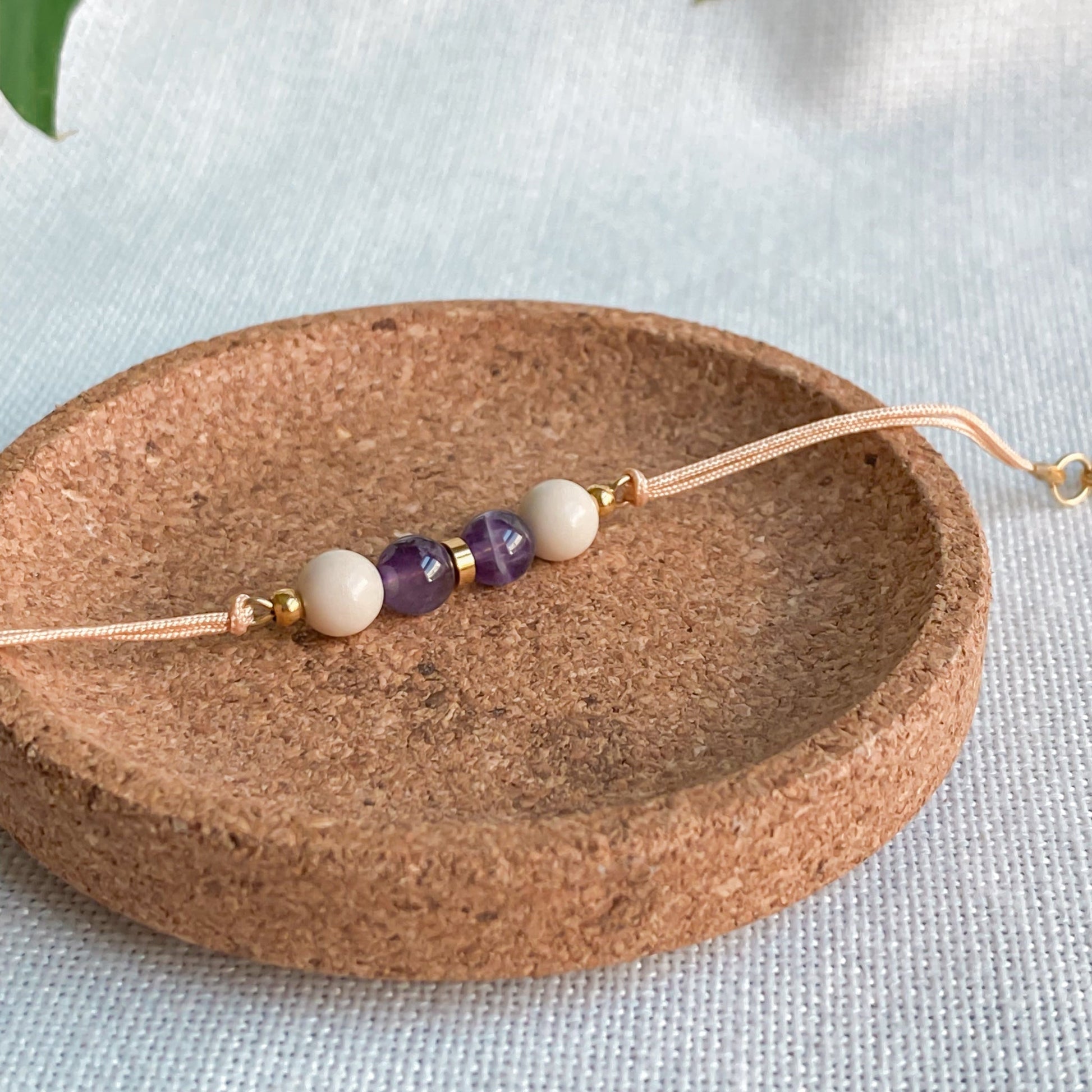 Bracelet cordon ajustable avec améthyste | ZÉPHYR - Velora Luxury Fashion
