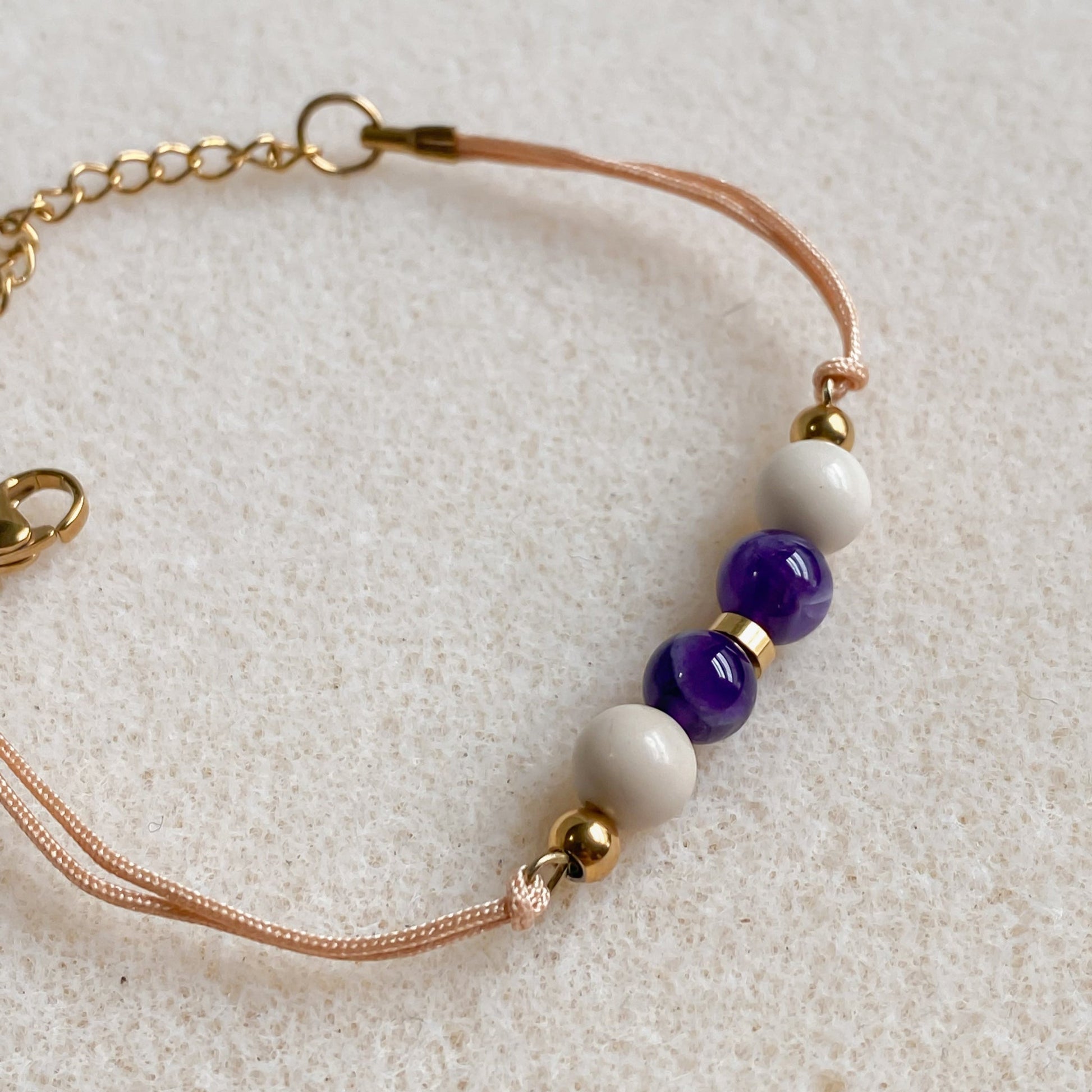 Bracelet cordon ajustable avec améthyste | ZÉPHYR - Velora Luxury Fashion
