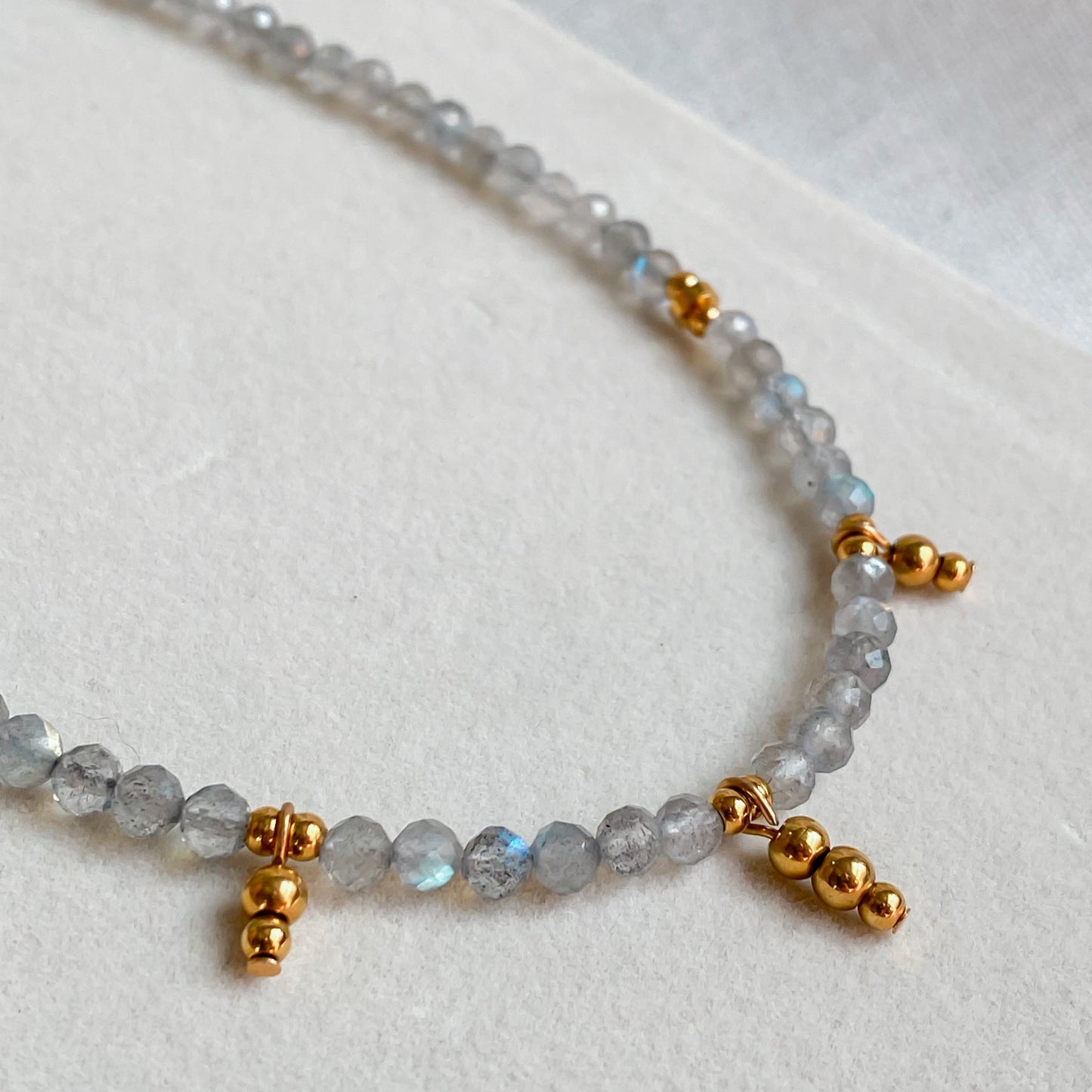 Collier en pierres de Labradorite | SÉLÉNÉ - Velora Luxury Fashion