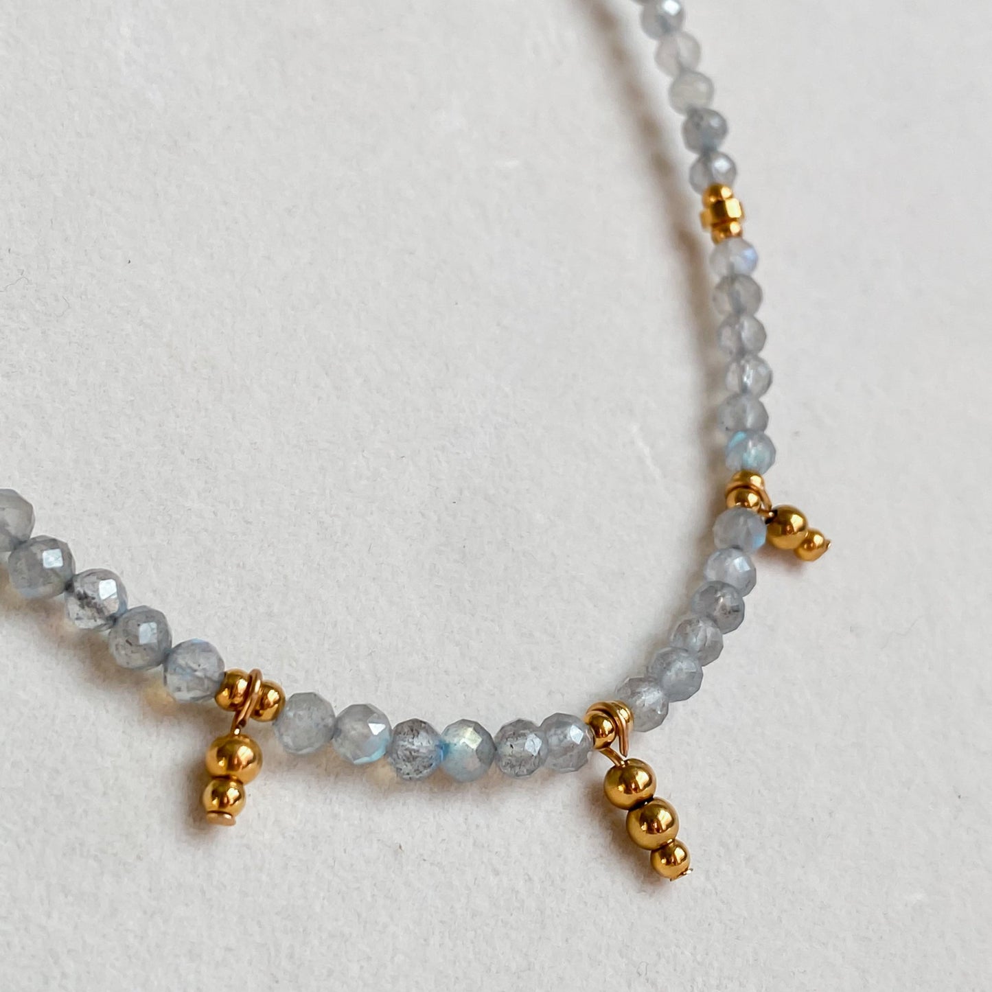 Collier en pierres de Labradorite | SÉLÉNÉ - Velora Luxury Fashion