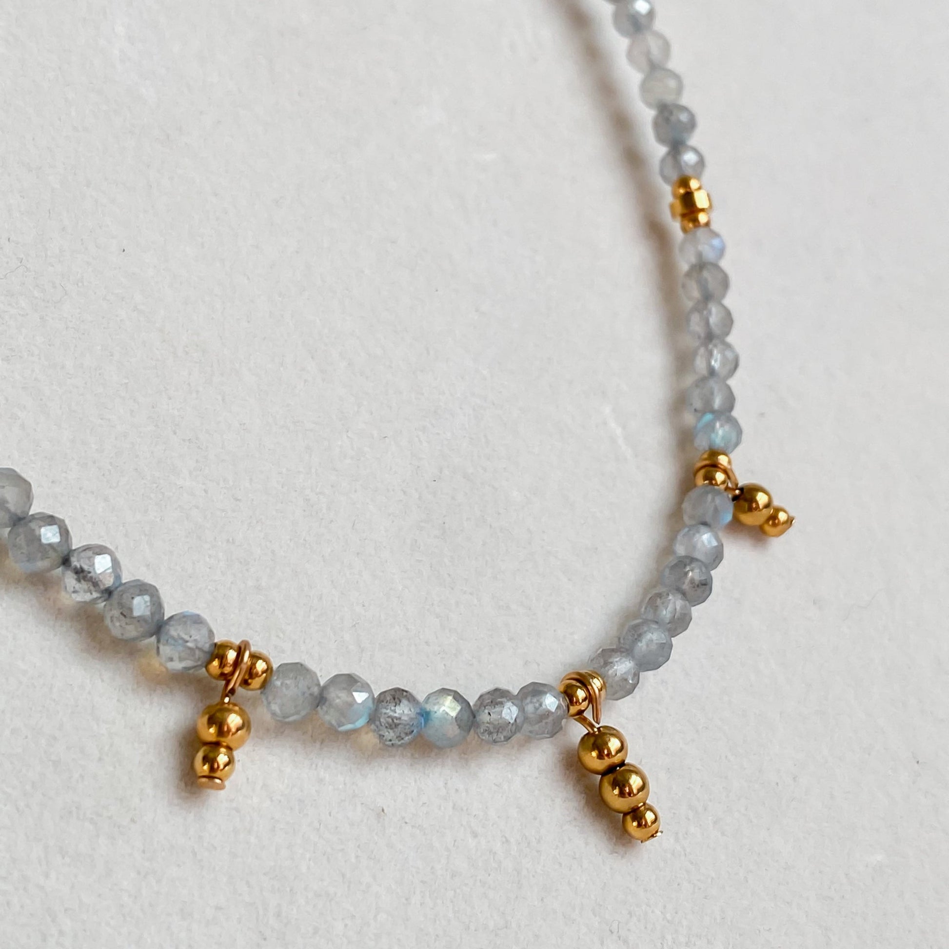 Collier en pierres de Labradorite | SÉLÉNÉ - Velora Luxury Fashion