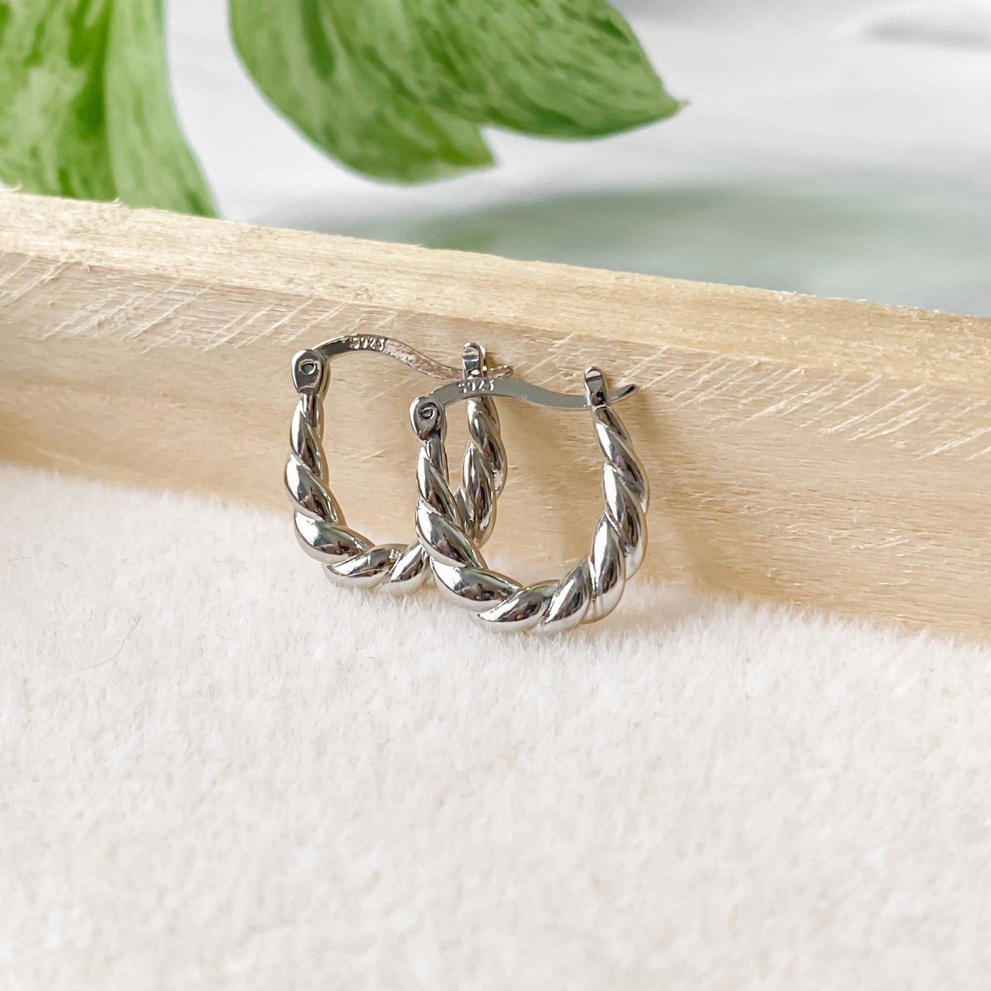 Créoles texturées et torsadées en argent sterling 925 | HÉRA - Velora Luxury Fashion