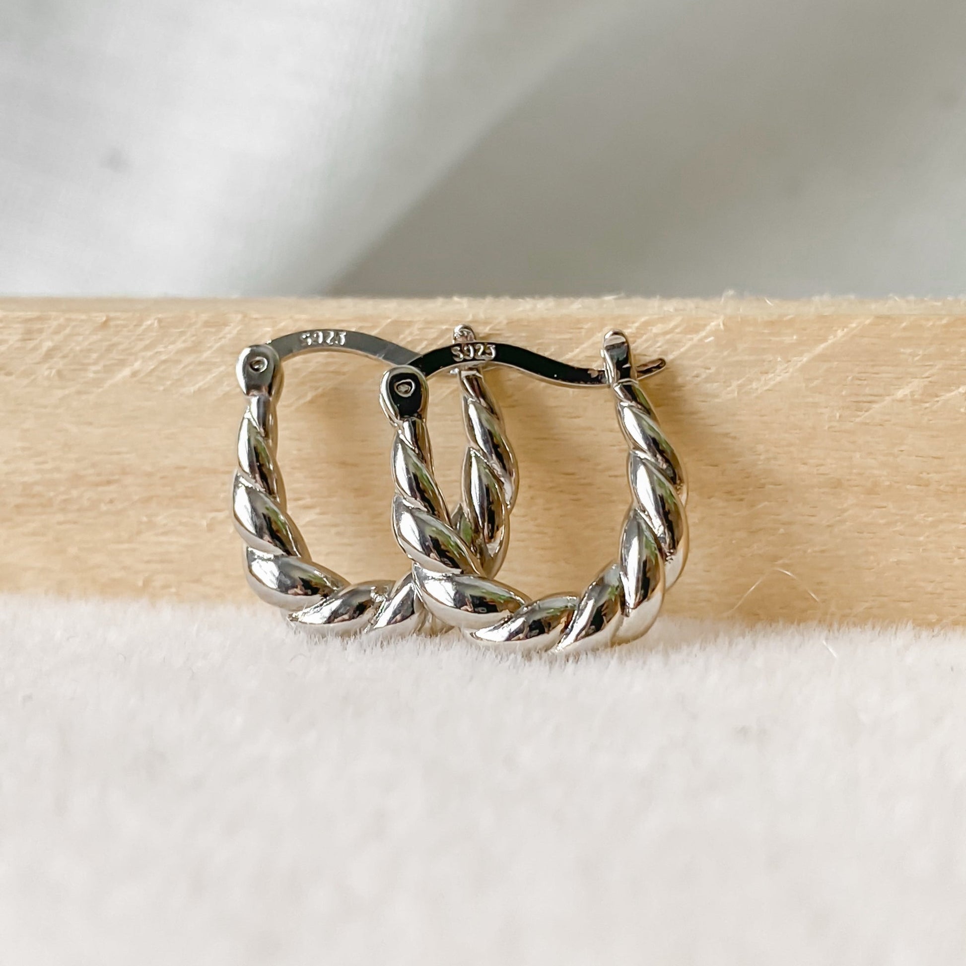 Créoles texturées et torsadées en argent sterling 925 | HÉRA - Velora Luxury Fashion