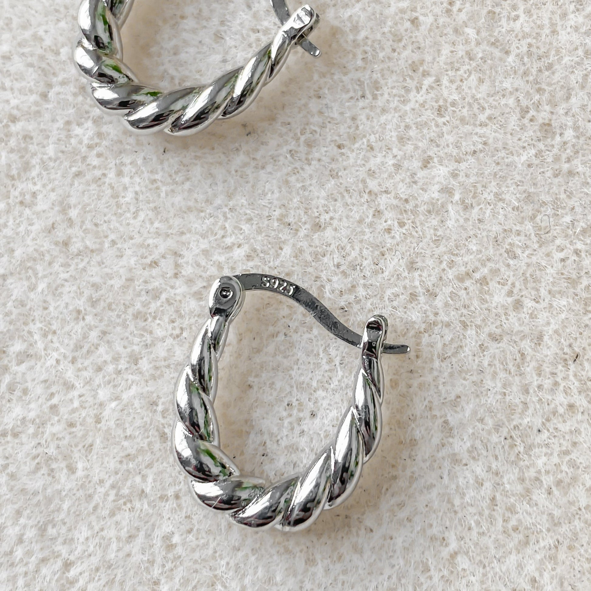 Créoles texturées et torsadées en argent sterling 925 | HÉRA - Velora Luxury Fashion