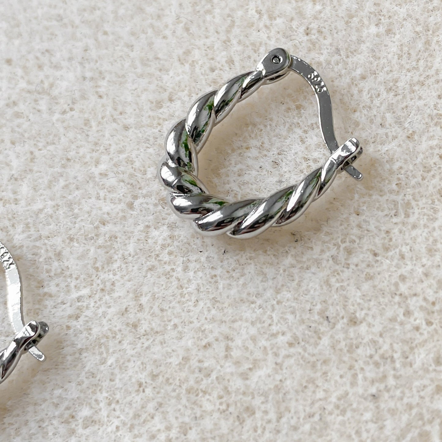 Créoles texturées et torsadées en argent sterling 925 | HÉRA - Velora Luxury Fashion