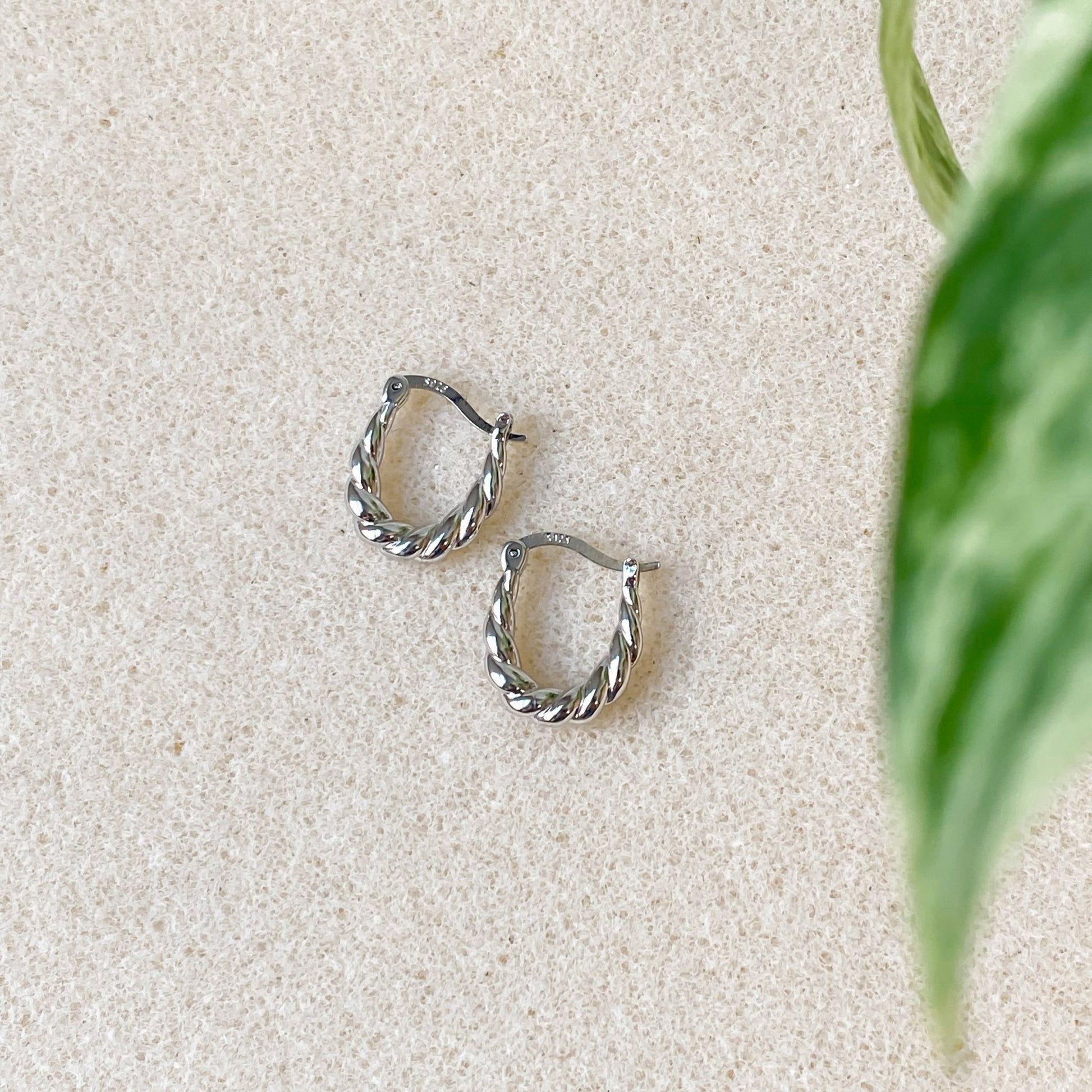 Créoles texturées et torsadées en argent sterling 925 | HÉRA - Velora Luxury Fashion