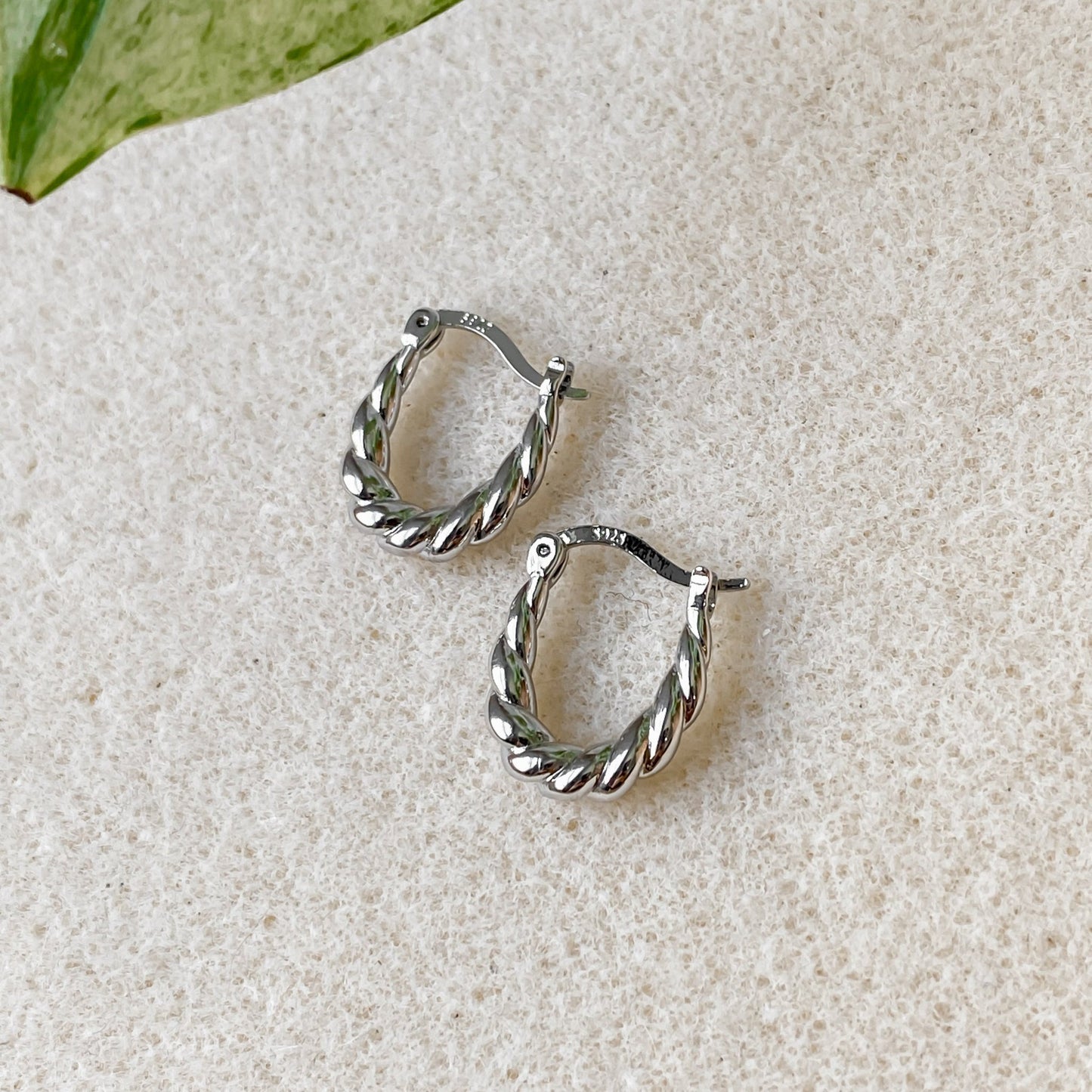 Créoles texturées et torsadées en argent sterling 925 | HÉRA - Velora Luxury Fashion