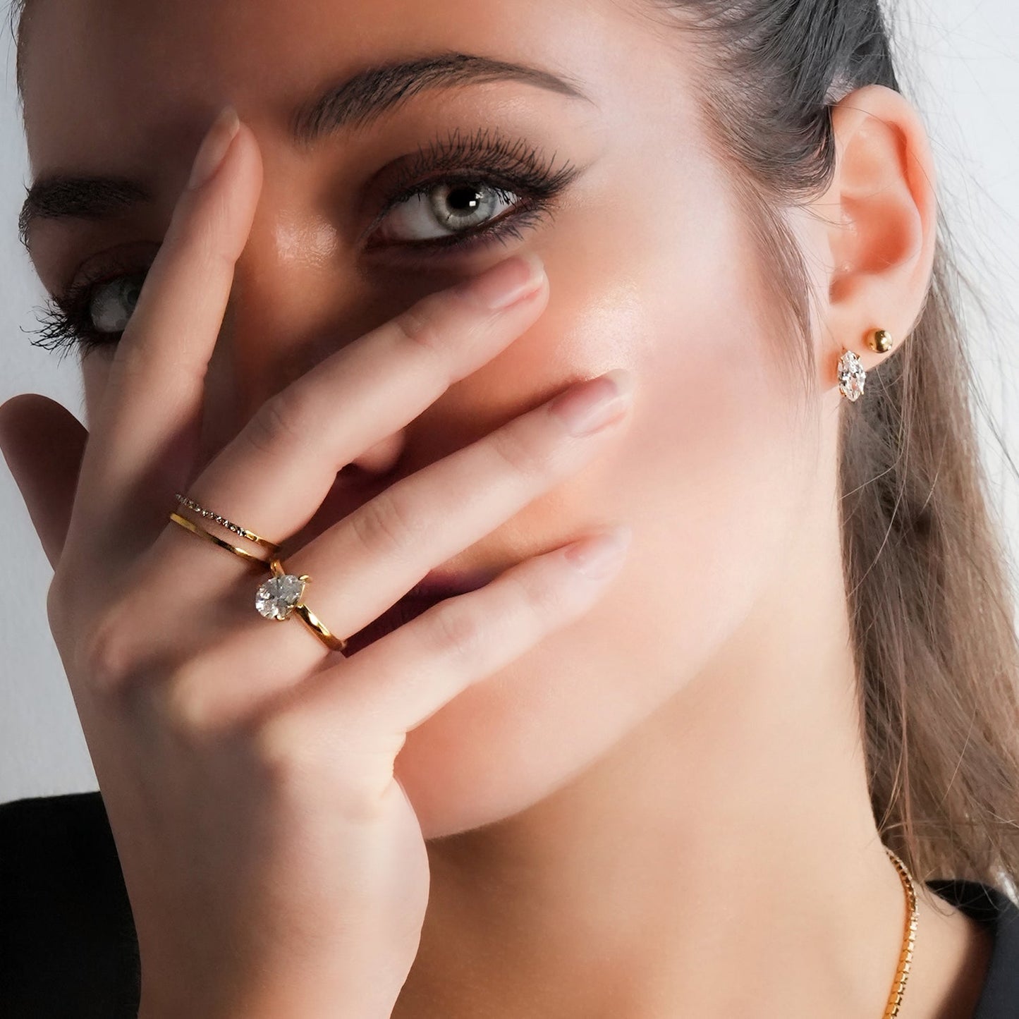 DIMONDA: Classic Gold Ring with Prominent Teardrop Zirconia Centerpiece - Velora Luxury Fashion