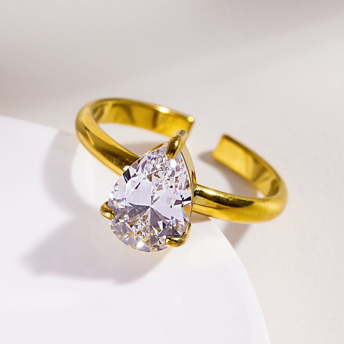 DIMONDA: Classic Gold Ring with Prominent Teardrop Zirconia Centerpiece - Velora Luxury Fashion