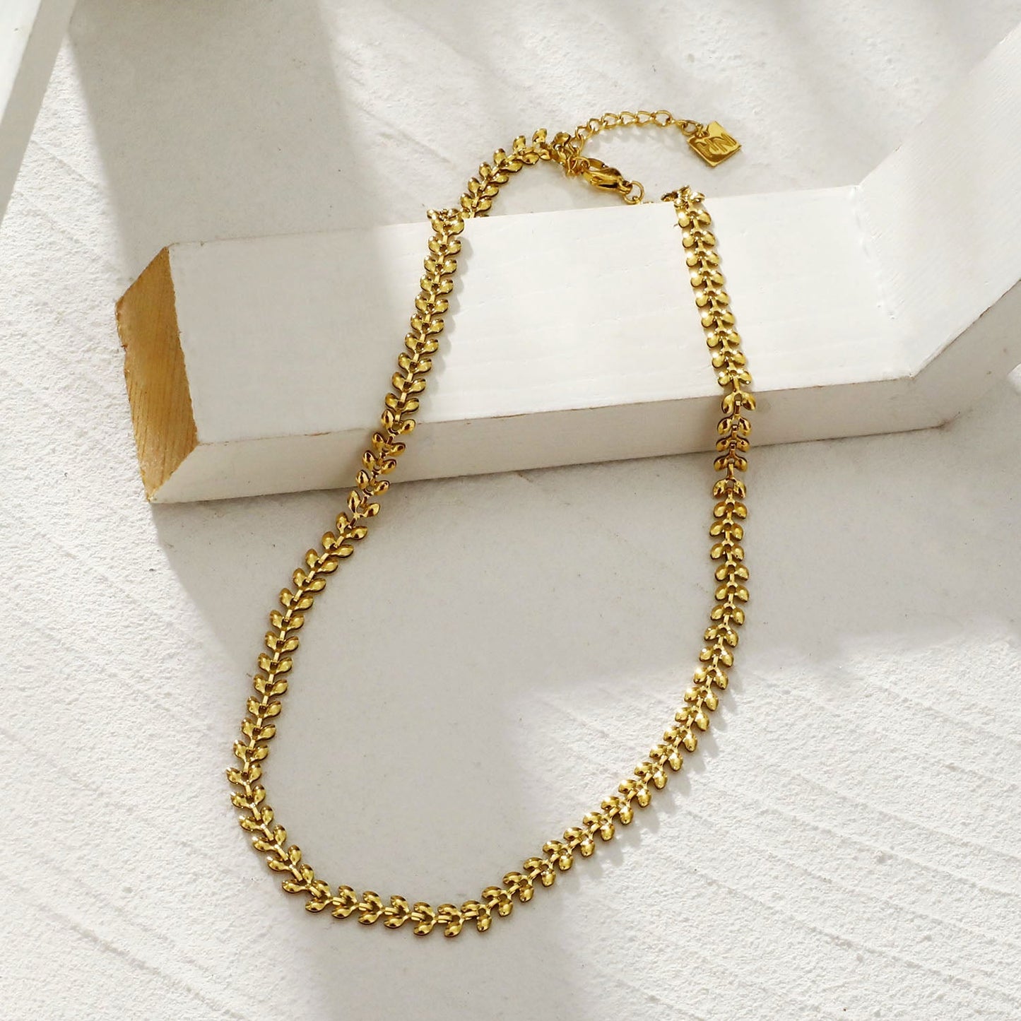 FANIA: Leafy Patterned Bold Chain Necklace - Velora Luxury Fashion