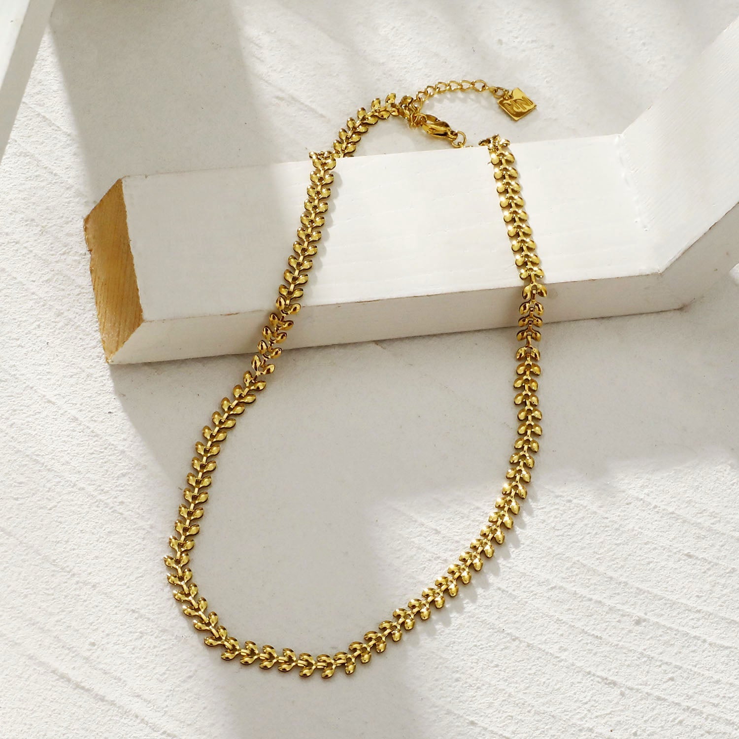 FANIA: Leafy Patterned Bold Chain Necklace - Velora Luxury Fashion