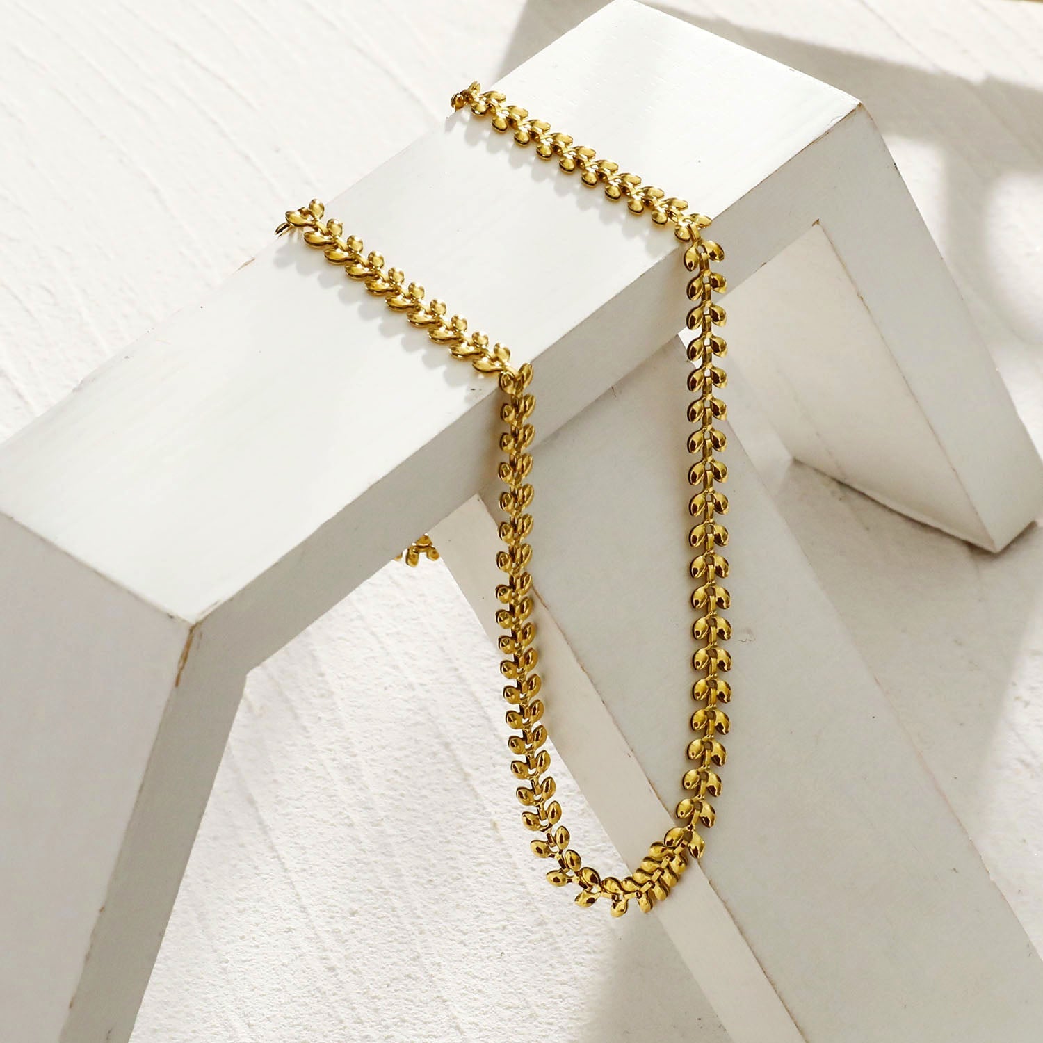 FANIA: Leafy Patterned Bold Chain Necklace - Velora Luxury Fashion