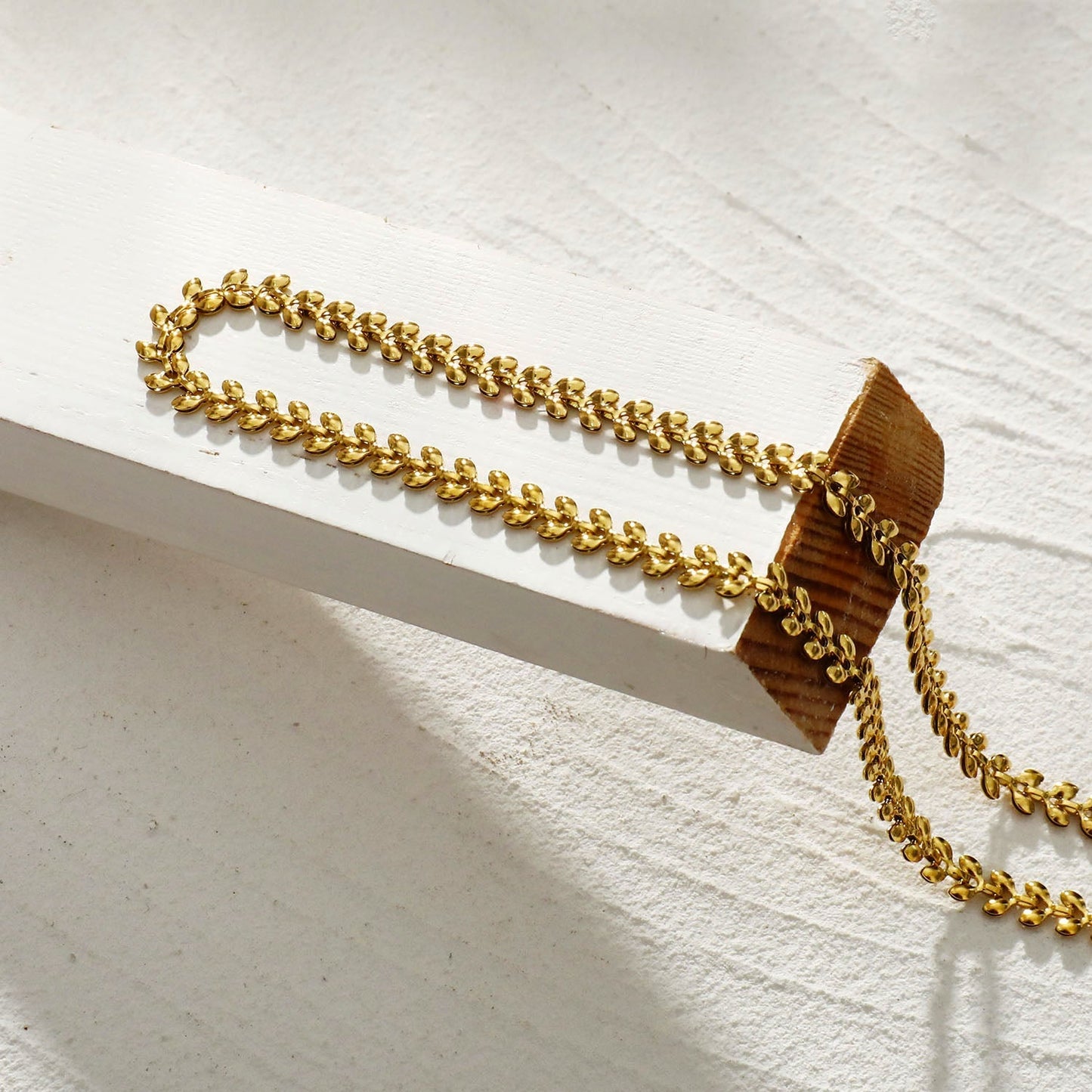 FANIA: Leafy Patterned Bold Chain Necklace - Velora Luxury Fashion