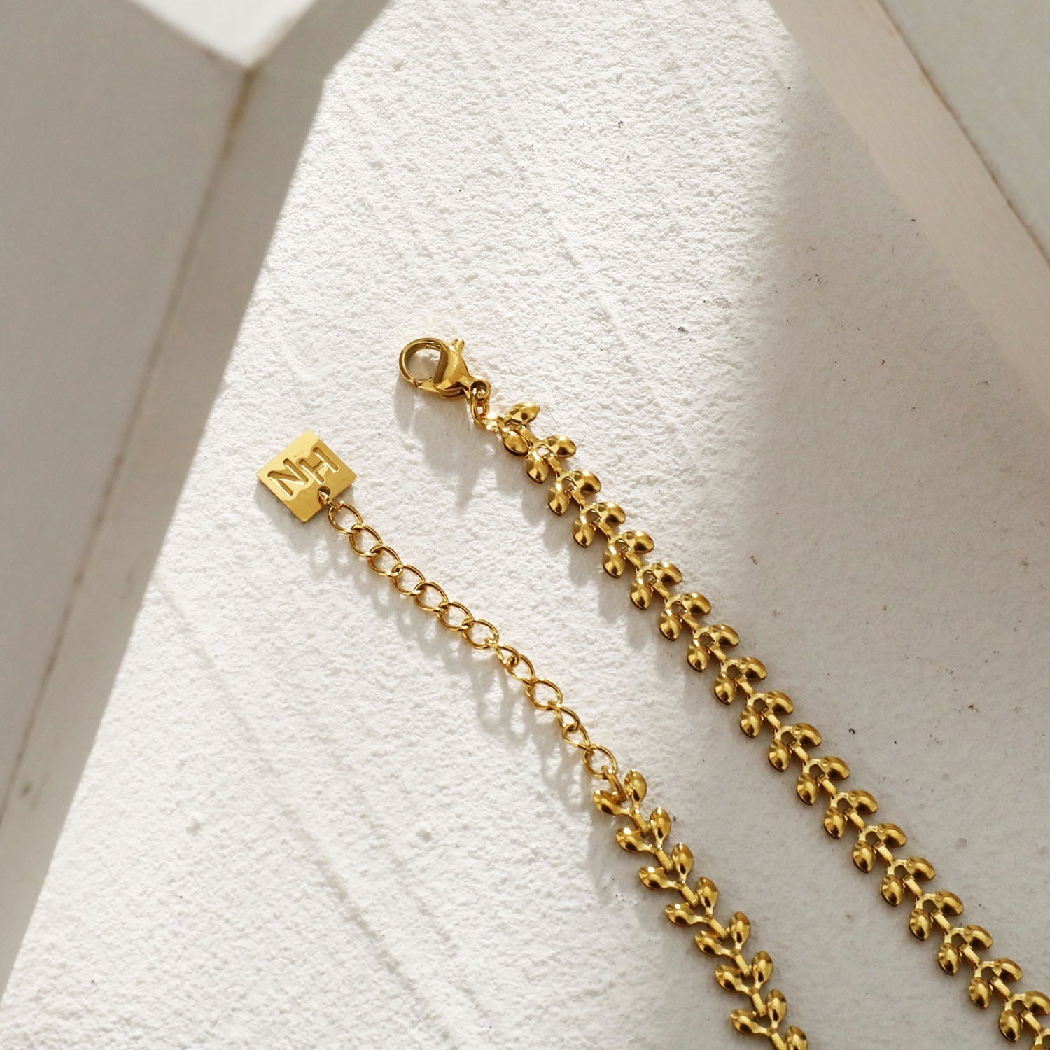 FANIA: Leafy Patterned Bold Chain Necklace - Velora Luxury Fashion
