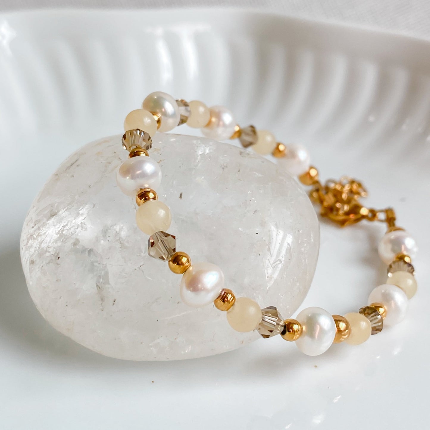 THÉIA | Bracelet fin en pierres de jade jaune et perles d’eau douce