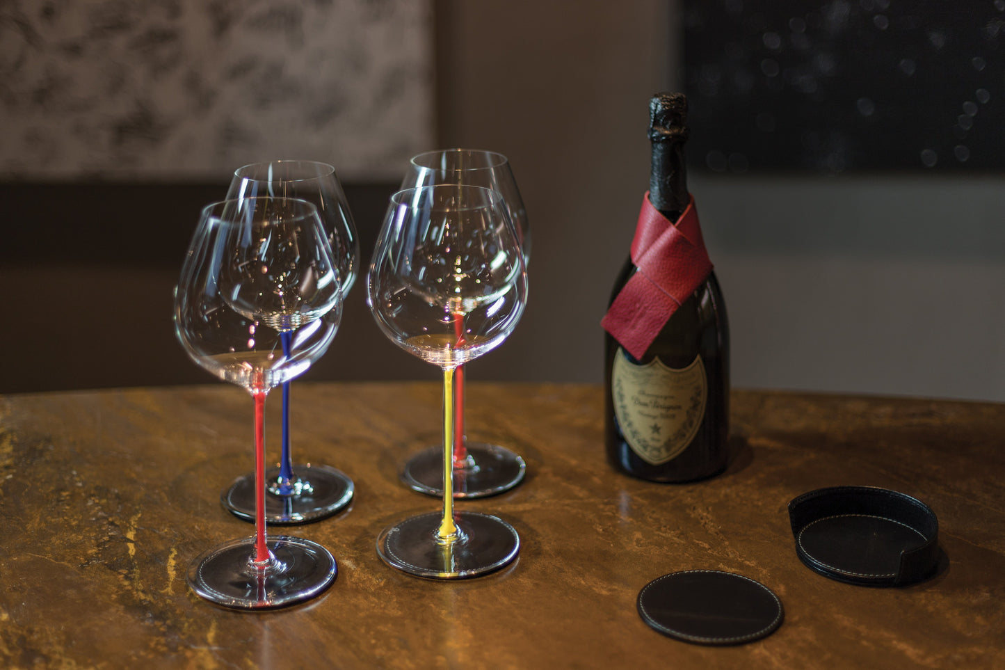 K0010LB | Salvagoccia per Bottiglia Made in Italy in Vera Pelle pieno fiore, grana dollaro - Colore Arancione. Dimensioni: cm 27 x 4 x 0,5.  Confezione: Gift Box rigido fondo/coperchio - Velora Luxury Fashion