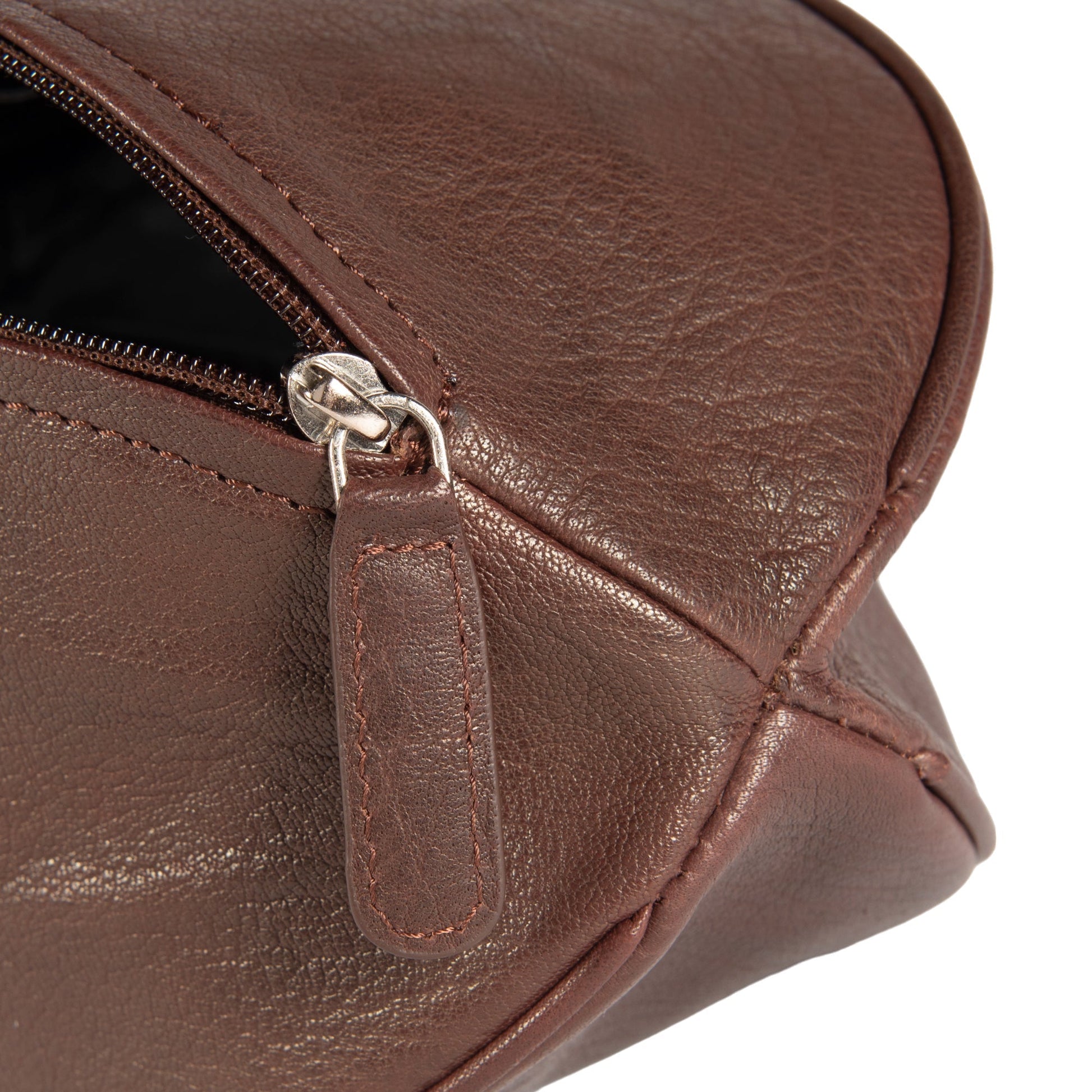 K0011BB | Beauty Case "Palla da Rugby" in Vera Pelle - Colore: Testa Moro - Elastico interno ferma flaconi - Chiusura con lampo - Dimensioni: cm 35 x 14 x 14- Confezione: Sacchetto Tnt - Velora Luxury Fashion