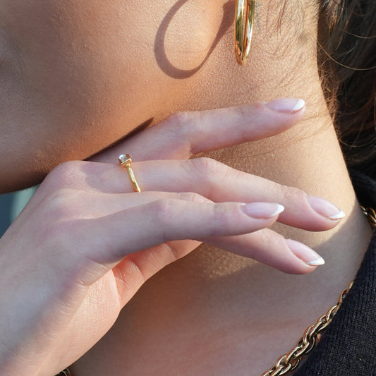 NILDA: Classic Band Ring with an Elegant Rectangle Zirconia Centrepiece - Velora Luxury Fashion