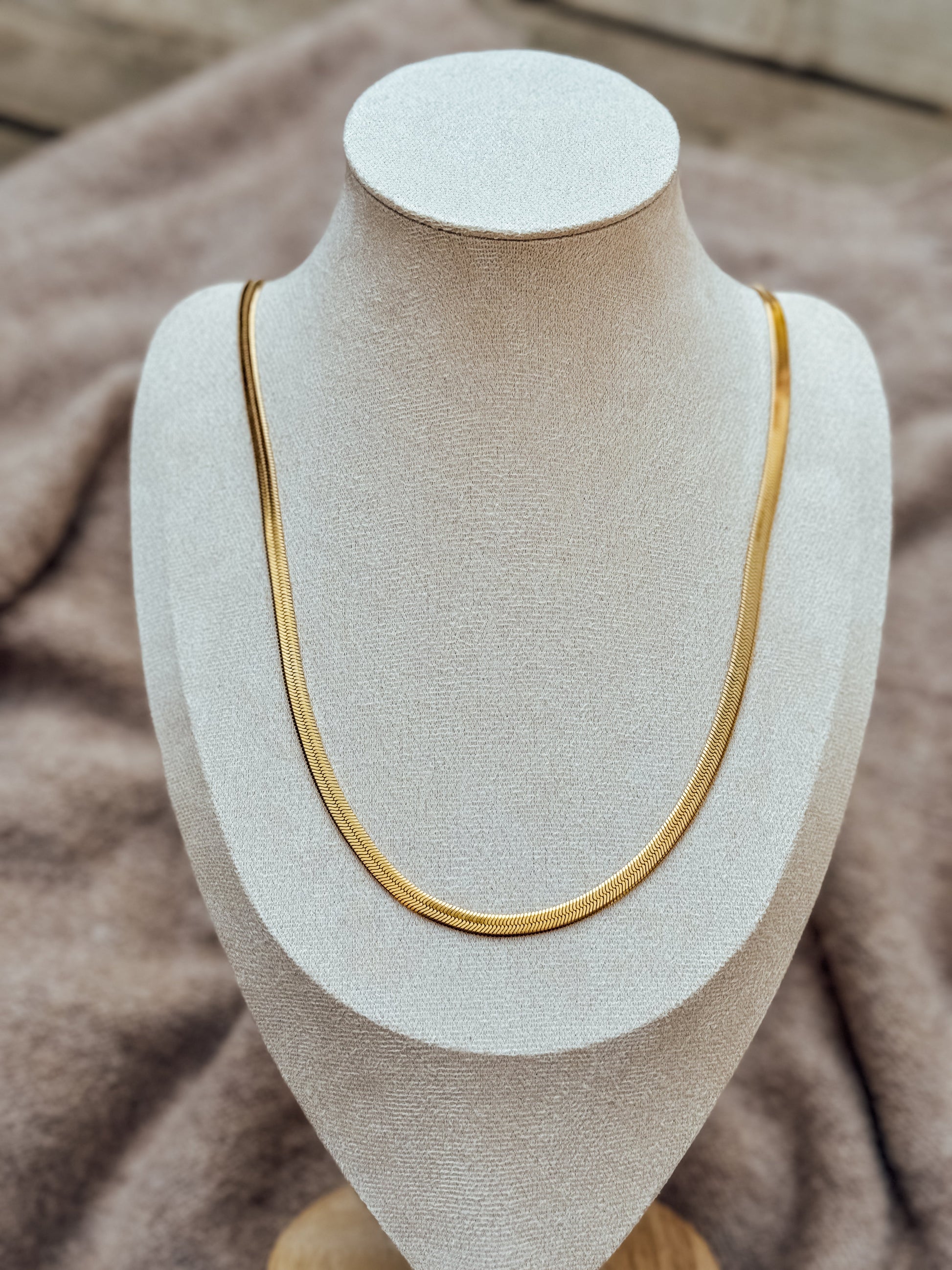 Oakley Necklace - Velora Luxury Fashion