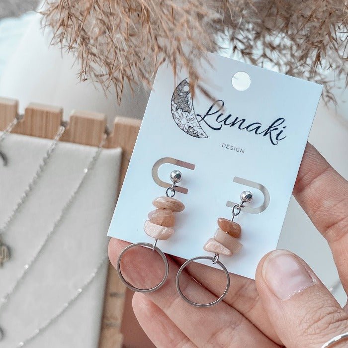 PITAKA | Boucles d'oreilles en pierre de soleil et acier inoxydable - Velora Luxury Fashion
