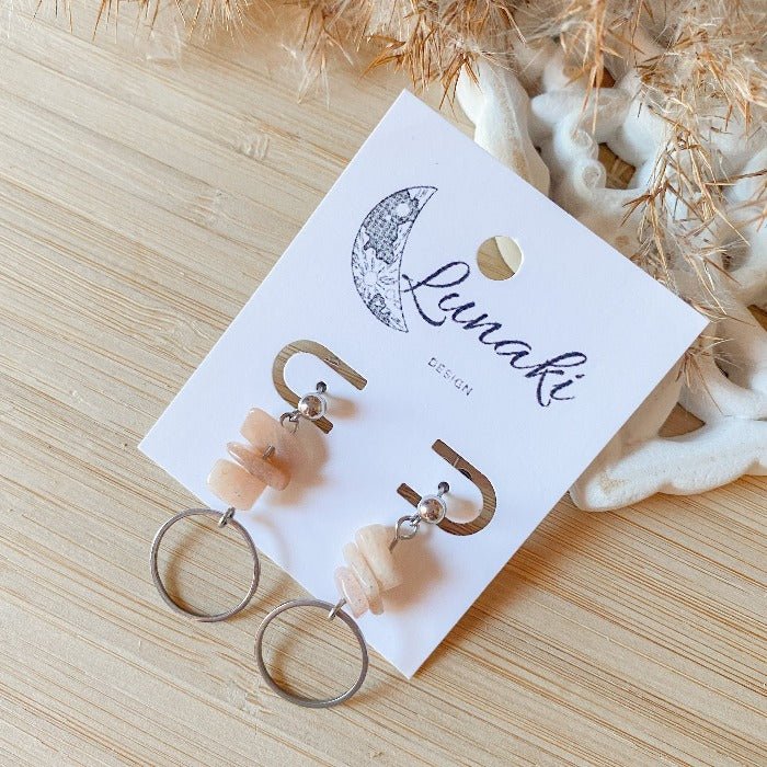 PITAKA | Boucles d'oreilles en pierre de soleil et acier inoxydable - Velora Luxury Fashion