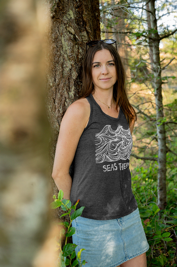 SEAS THE DAY - Women's Racerback Eco Tank Top - Heather Charcoal