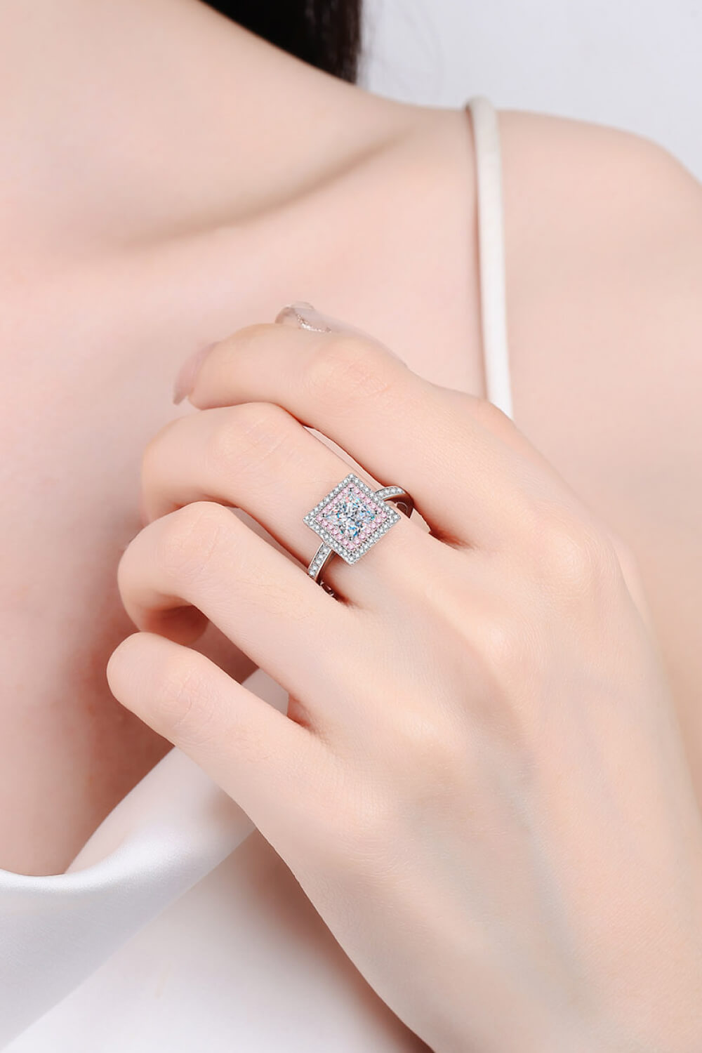 Stay Elegant 1 Carat Moissanite Ring - Velora Luxury Fashion