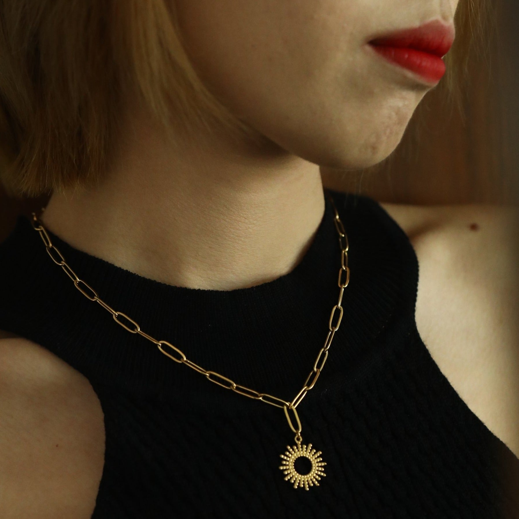 Style ABIGAIL: Contemporary Link Chain Necklace with Ornate Star Burst Pendant - Velora Luxury Fashion