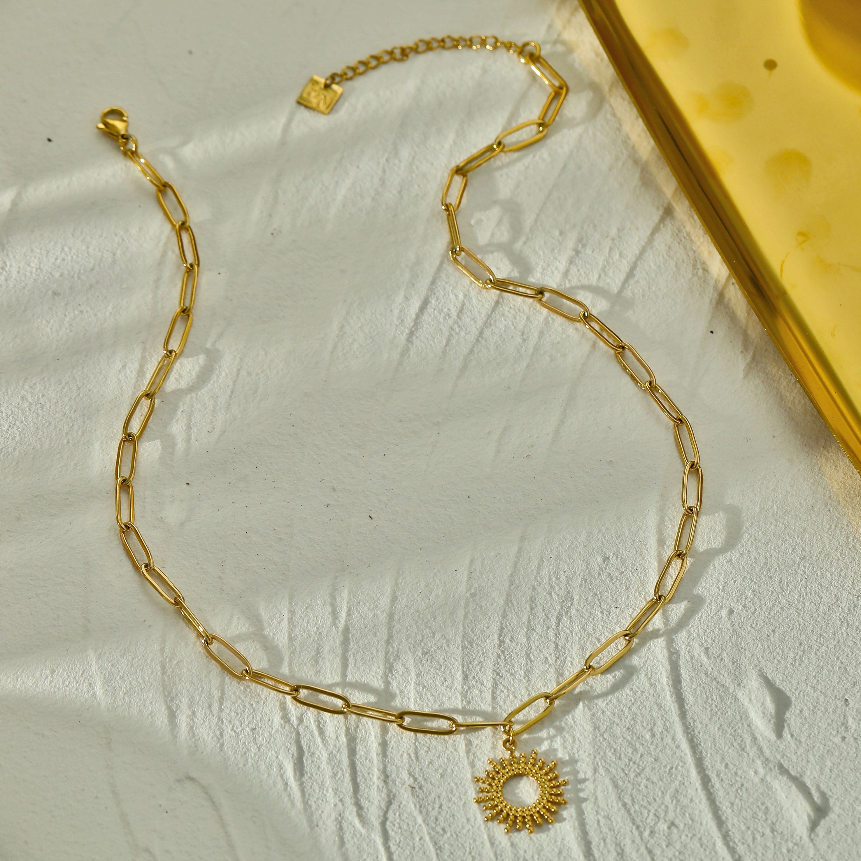 Style ABIGAIL: Contemporary Link Chain Necklace with Ornate Star Burst Pendant - Velora Luxury Fashion