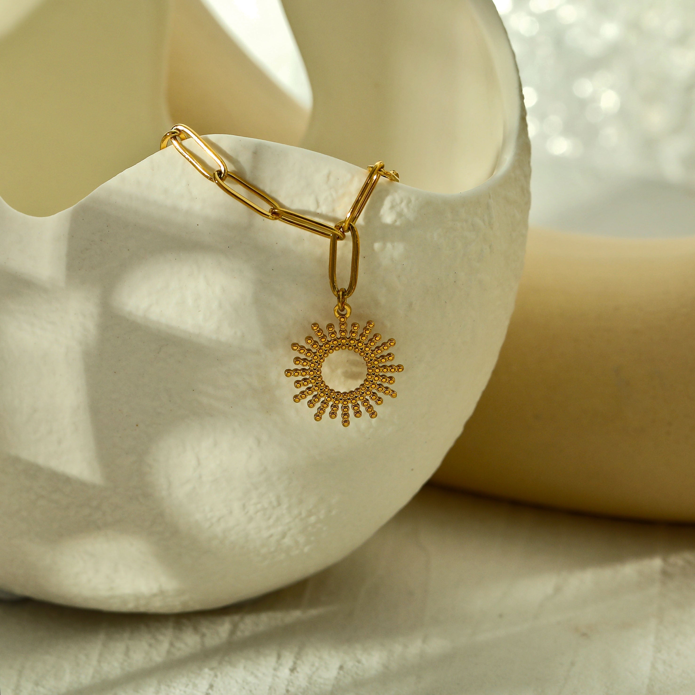 Style ABIGAIL: Contemporary Link Chain Necklace with Ornate Star Burst Pendant - Velora Luxury Fashion