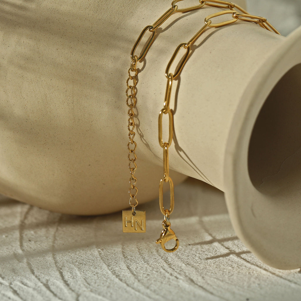 Style ABIGAIL: Contemporary Link Chain Necklace with Ornate Star Burst Pendant - Velora Luxury Fashion